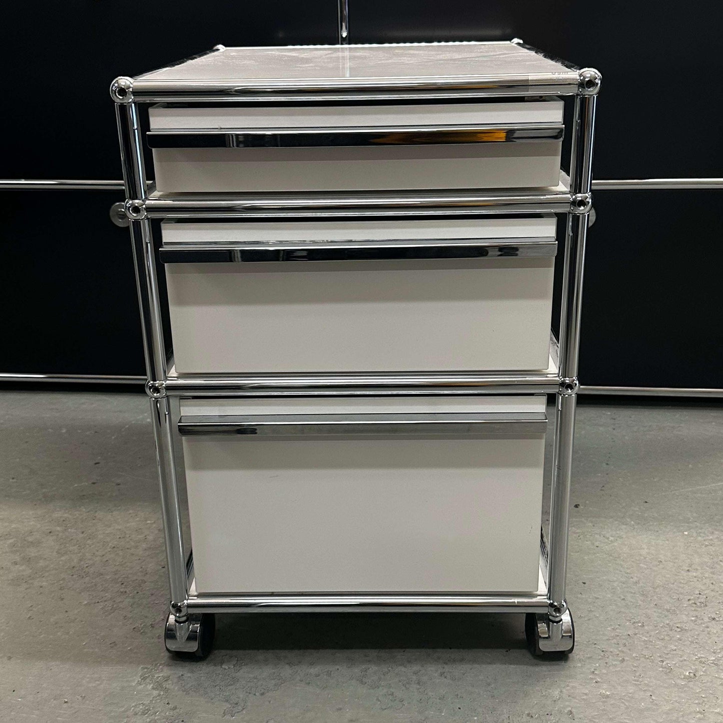 USM Haller Rollcontainer in pure white with chrome frame and three drawers on wheels