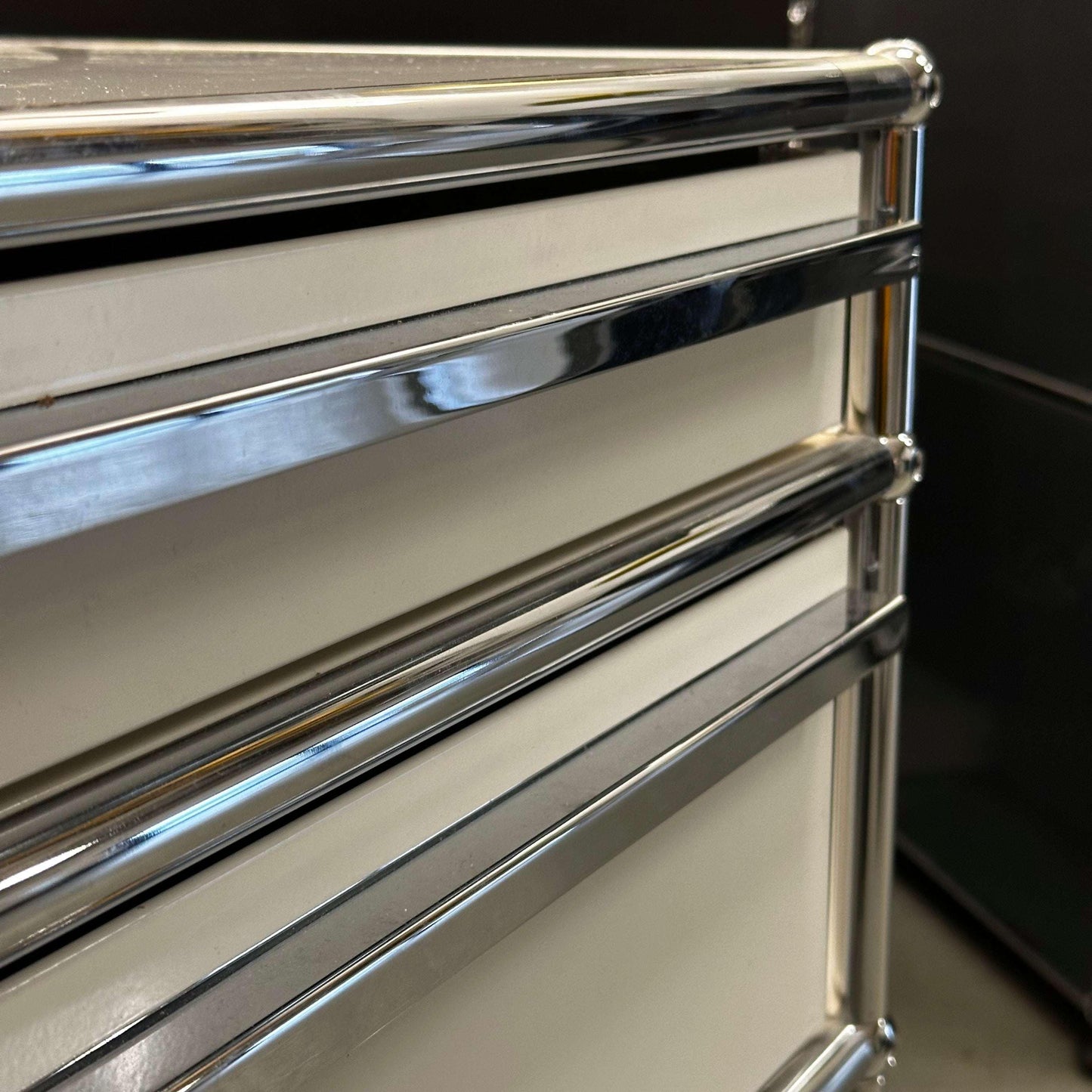 USM Haller Rollcontainer in pure white with chrome detailing close-up view