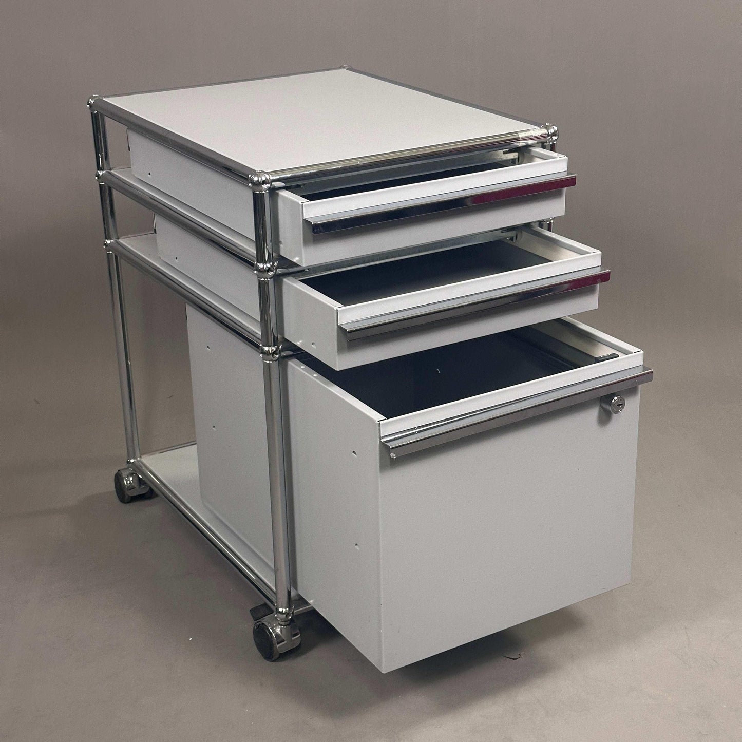 USM Haller Rollcontainer in Hellgrau mit drei Schubladen und Rollen, Maße 41,5 x 67 x 52 cm