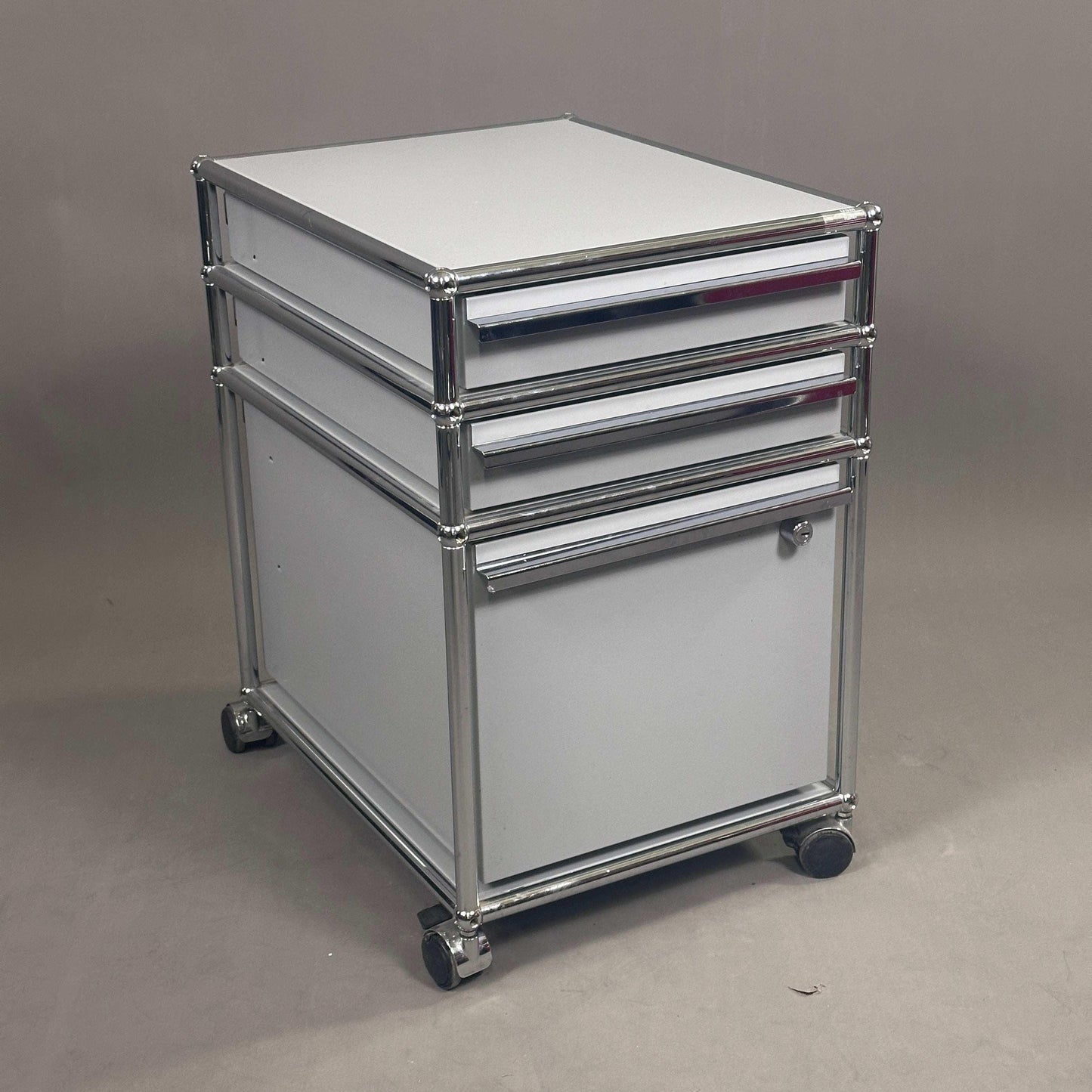 USM Haller Rollcontainer hellgrau mit 3 Schubladen und Rollen, modernes Design, Maße 41,5x67x52 cm