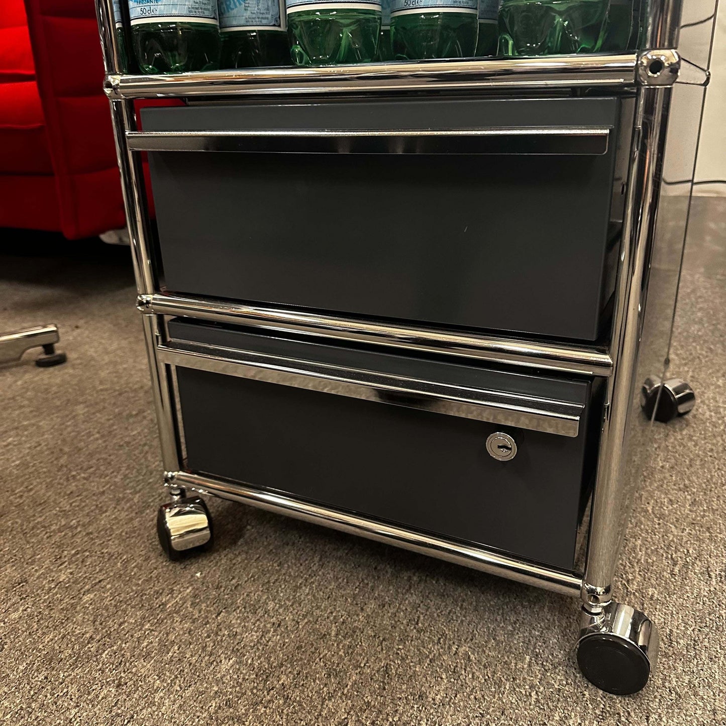 USM Haller Rollcontainer in black and anthracite with two drawers and one compartment on wheels