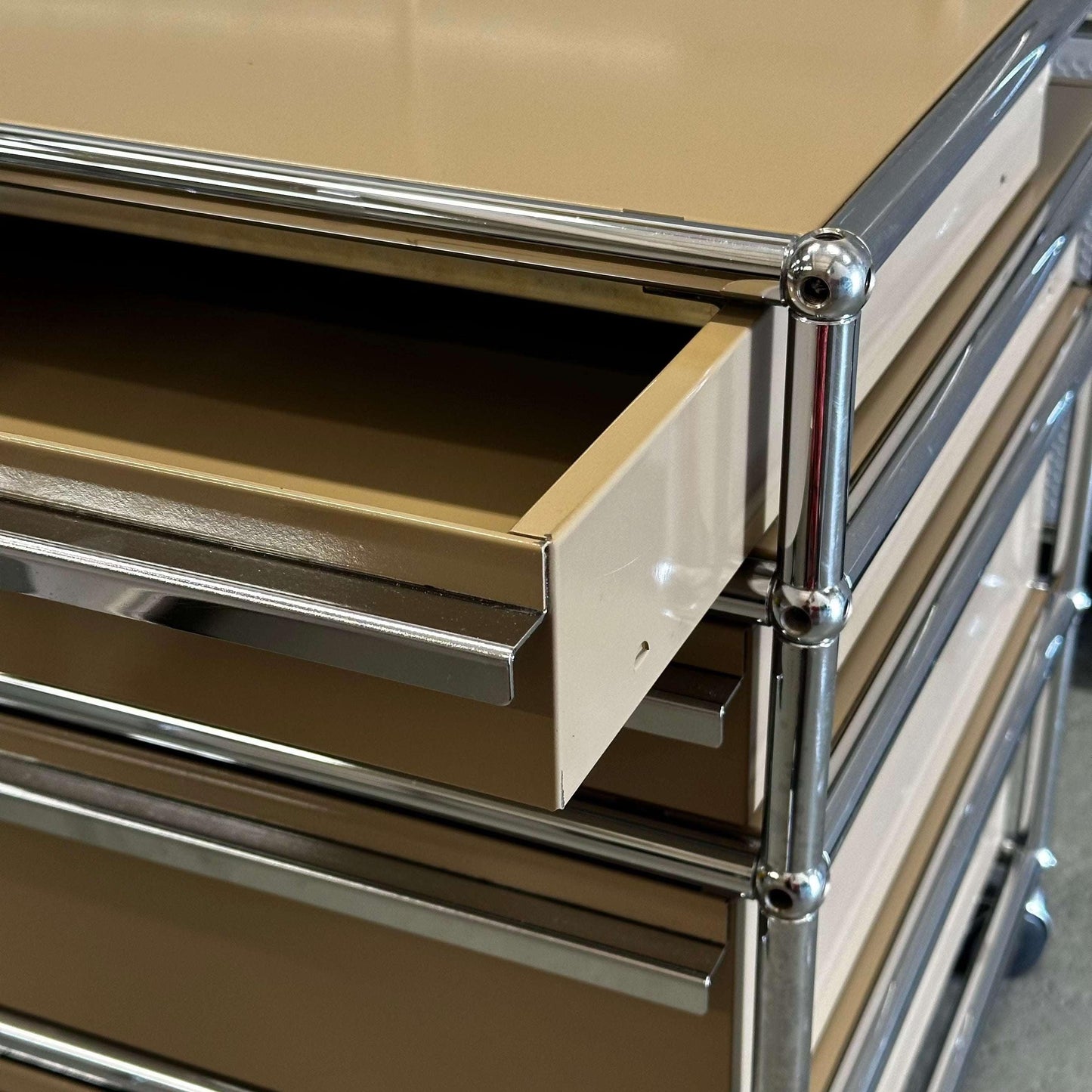 USM Haller beige rollcontainer with 4 drawers and chrome frame close-up view