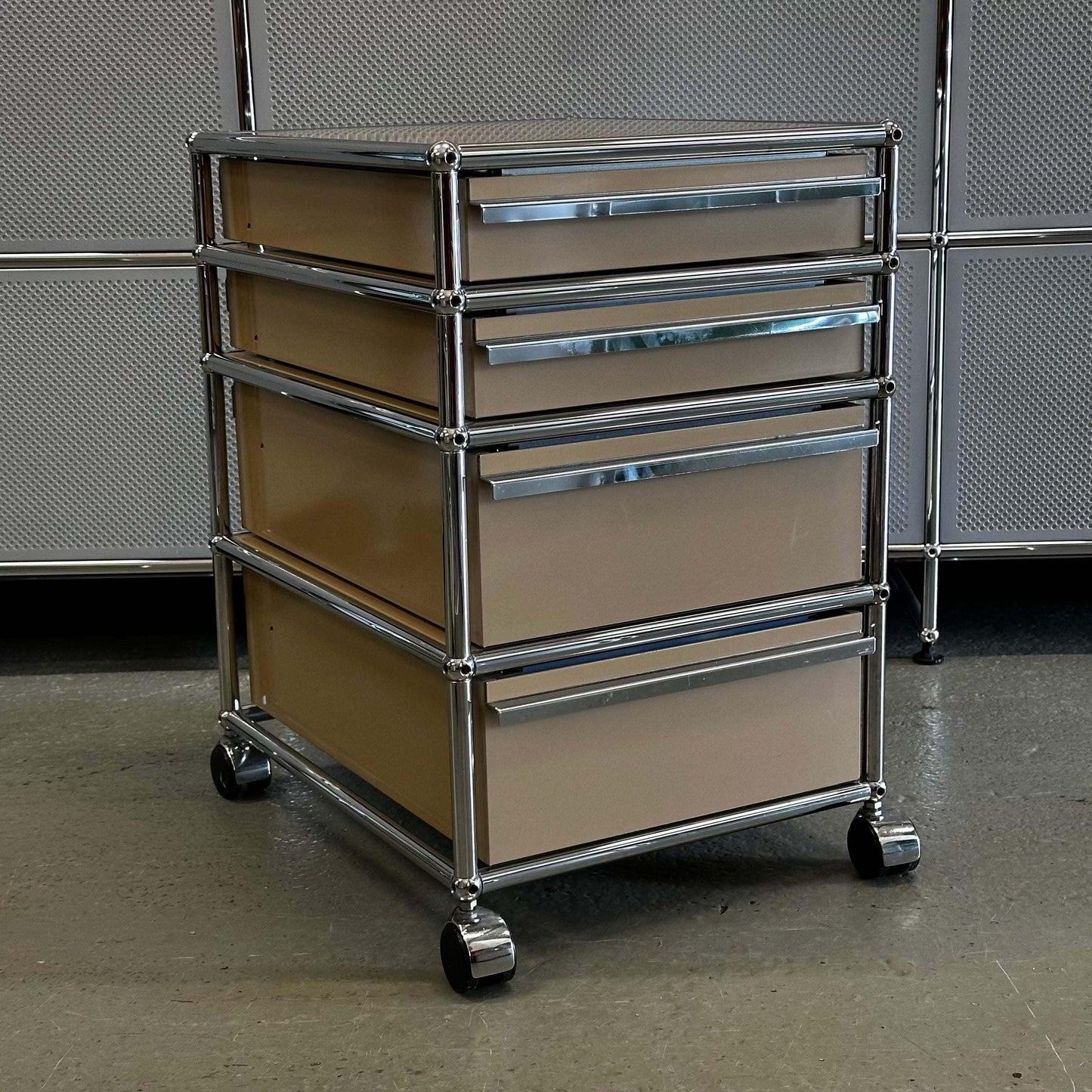USM Haller beige rollcontainer with four drawers and chrome frame on wheels