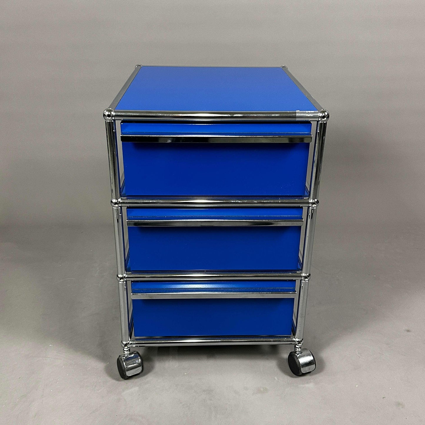 USM Haller Rollcontainer enzianblau mit drei Auszügen und Chromrahmen auf Rollen