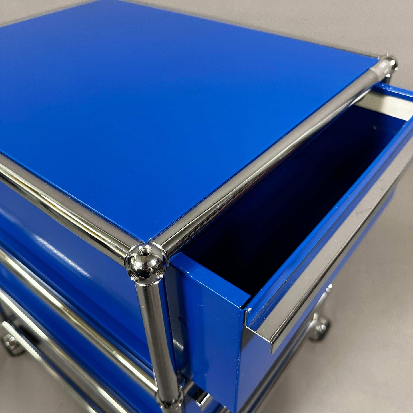 USM Haller Rollcontainer mit drei Auszügen in enzianblau, moderner Bürocontainer in sehr gutem Zustand