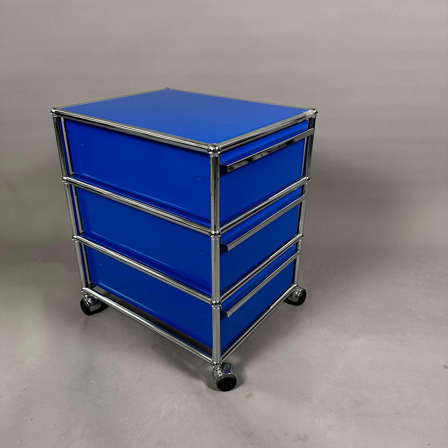USM Haller Rollcontainer enzianblau mit 3 Auszügen auf Rollen in gutem Zustand