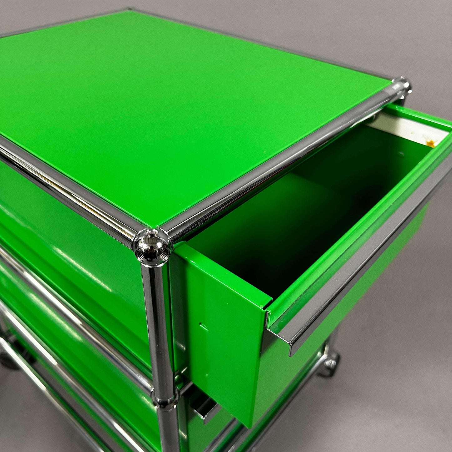 USM Haller grüner Rollcontainer mit drei Auszügen aus Metall und verchromtem Gestell