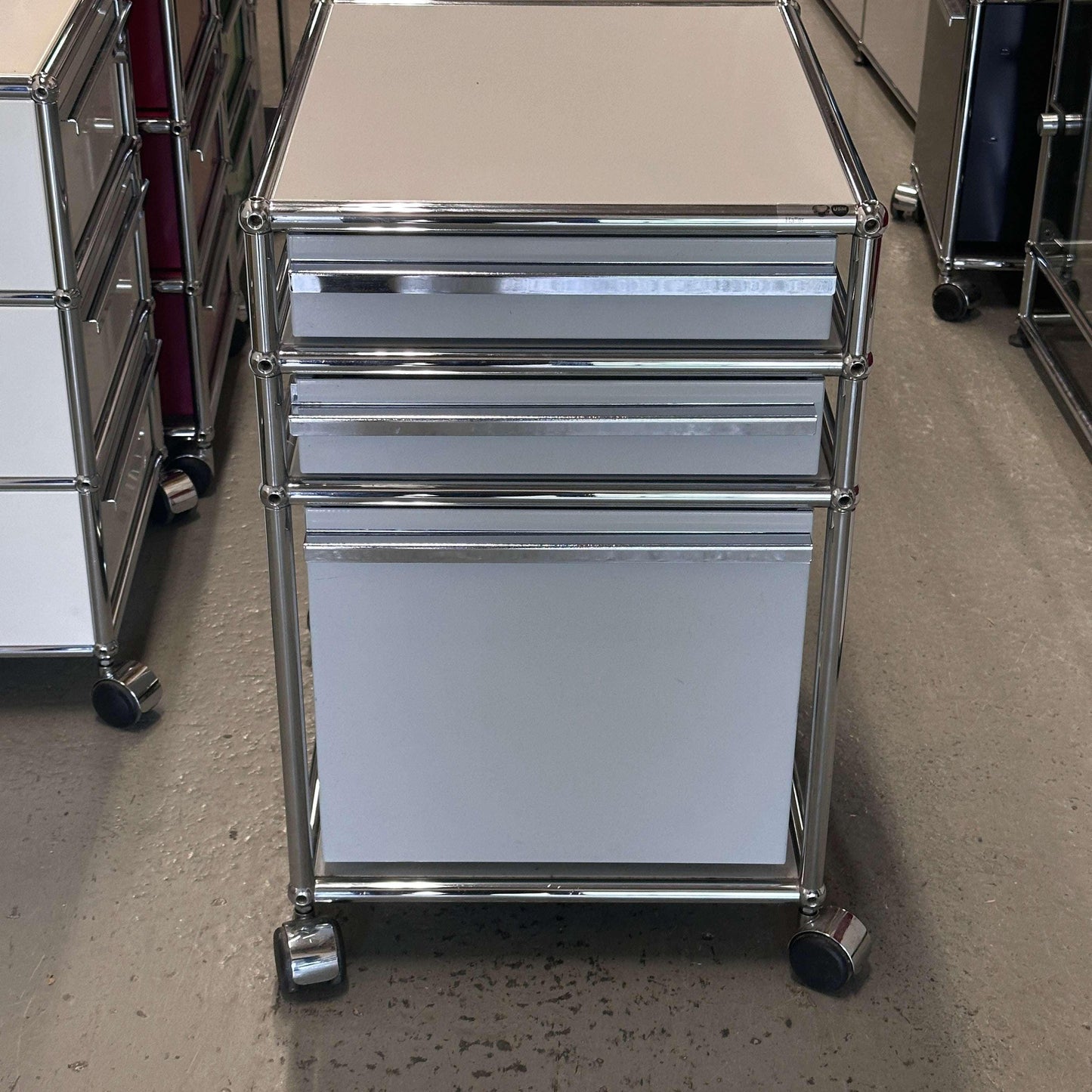 USM Haller Rollcontainer in light gray with 3 drawers and chrome frame on wheels