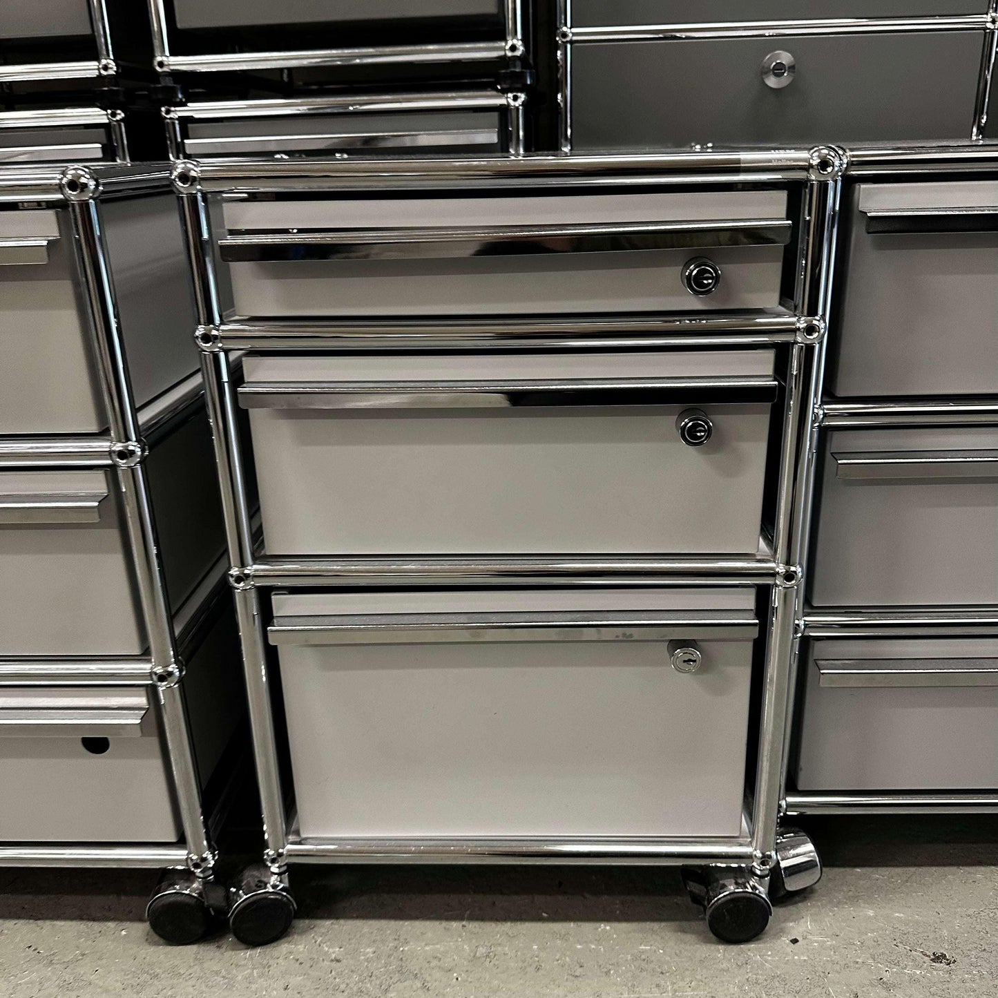 USM Haller Rollcontainer light gray with 3 drawers and locks on casters