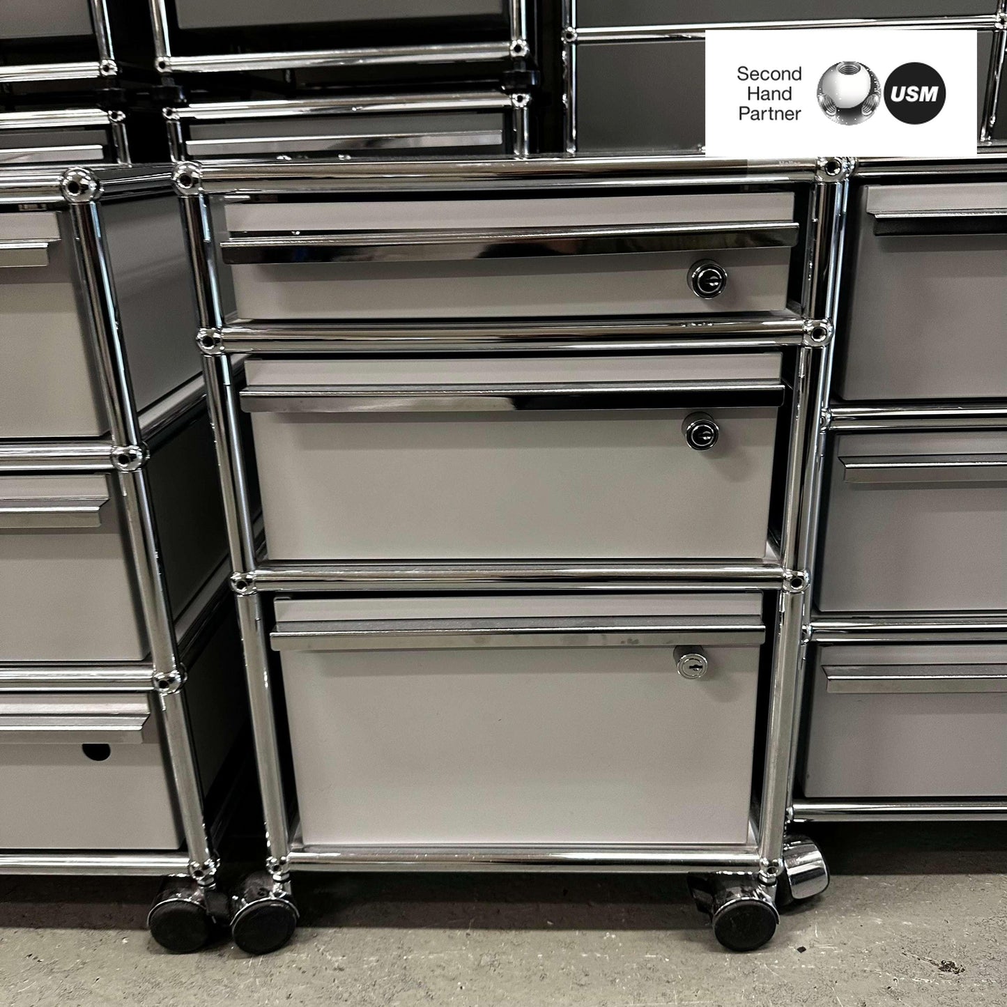 USM Haller Rollcontainer light gray with 3 drawers and locks on casters