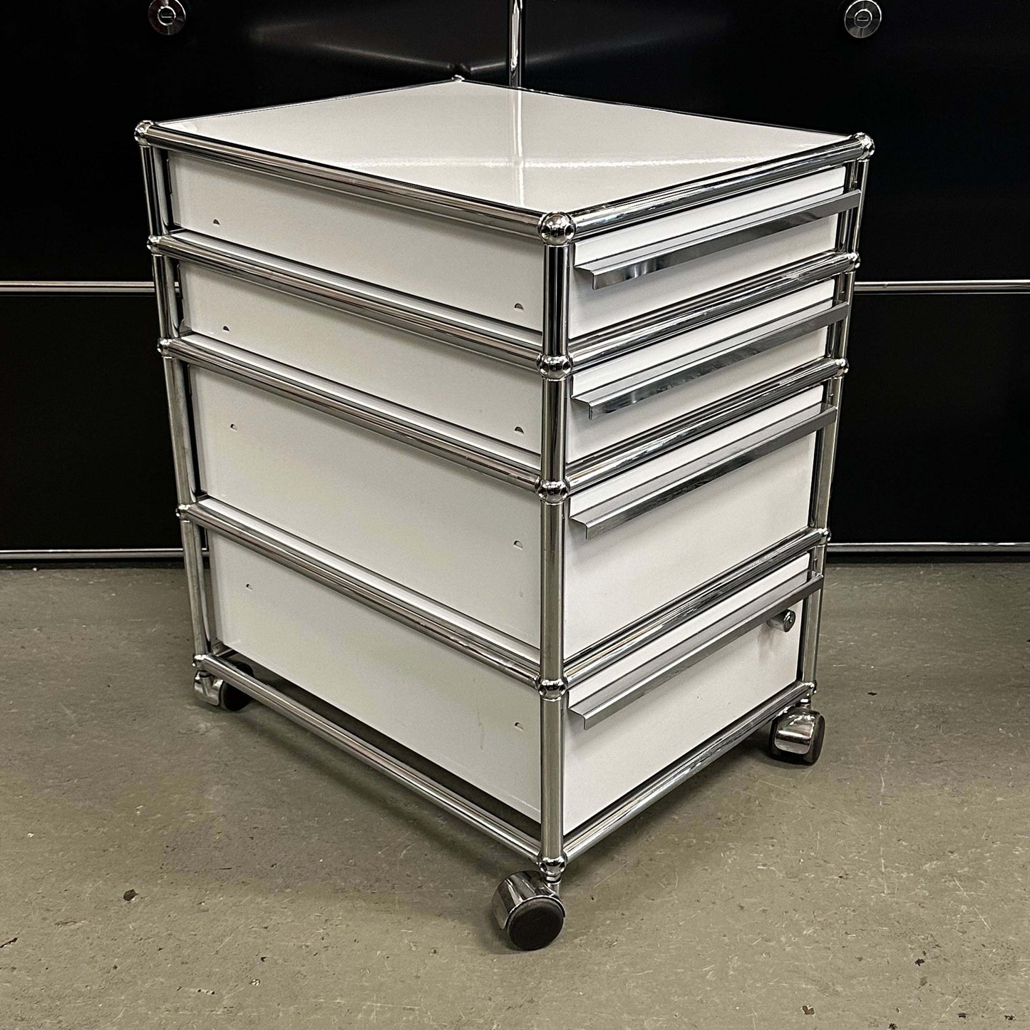 USM Haller Rollcontainer light gray with 4 drawers and partial locks on casters