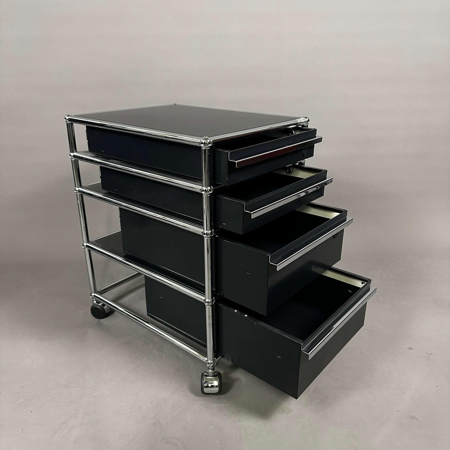 USM Haller Rollcontainer schwarz mit vier Auszügen und verchromtem Gestell, Maße 42x61x63 cm, graphitschwarz, sehr guter Zustand