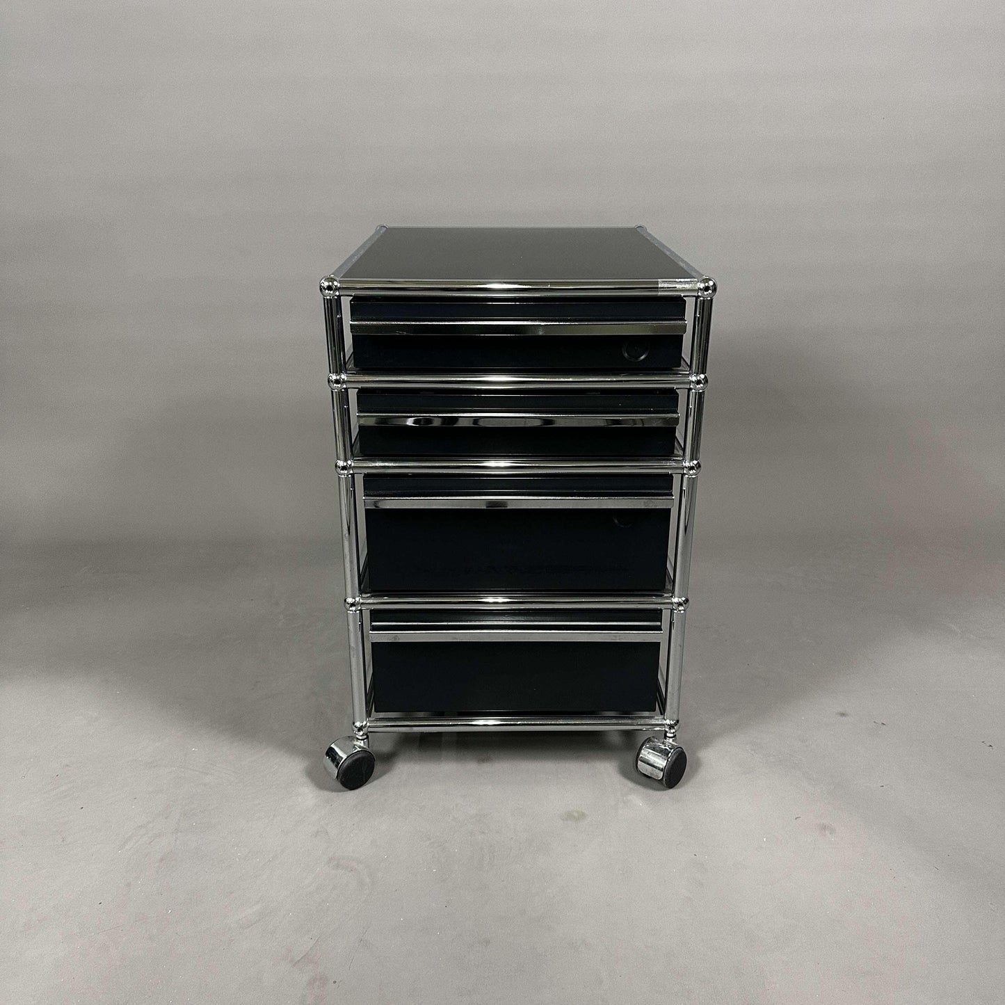 USM Haller schwarzer Rollcontainer mit 4 Schubladen und Rollen in sehr gutem Zustand