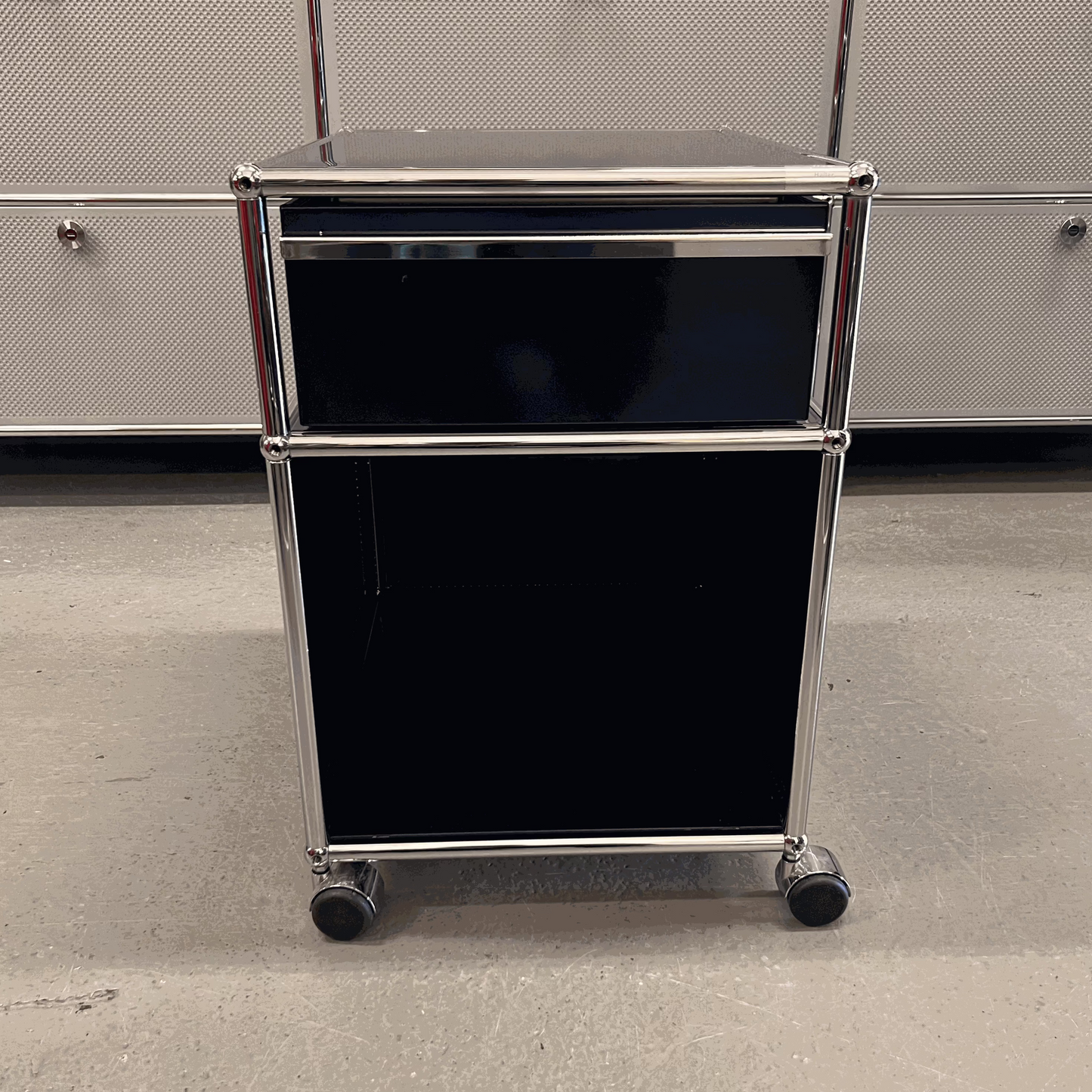 USM Haller Rollcontainer in stahlblau mit zwei Auszügen und Rollen