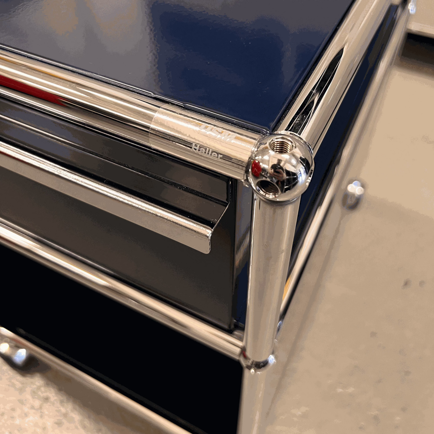 USM Haller Rollcontainer stahlblau mit zwei Auszügen und verchromtem Rahmen detailnah