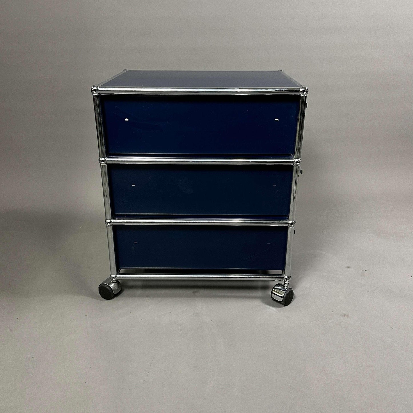USM Haller Rollcontainer stahlblau mit drei Auszügen und Rollen in gutem Zustand