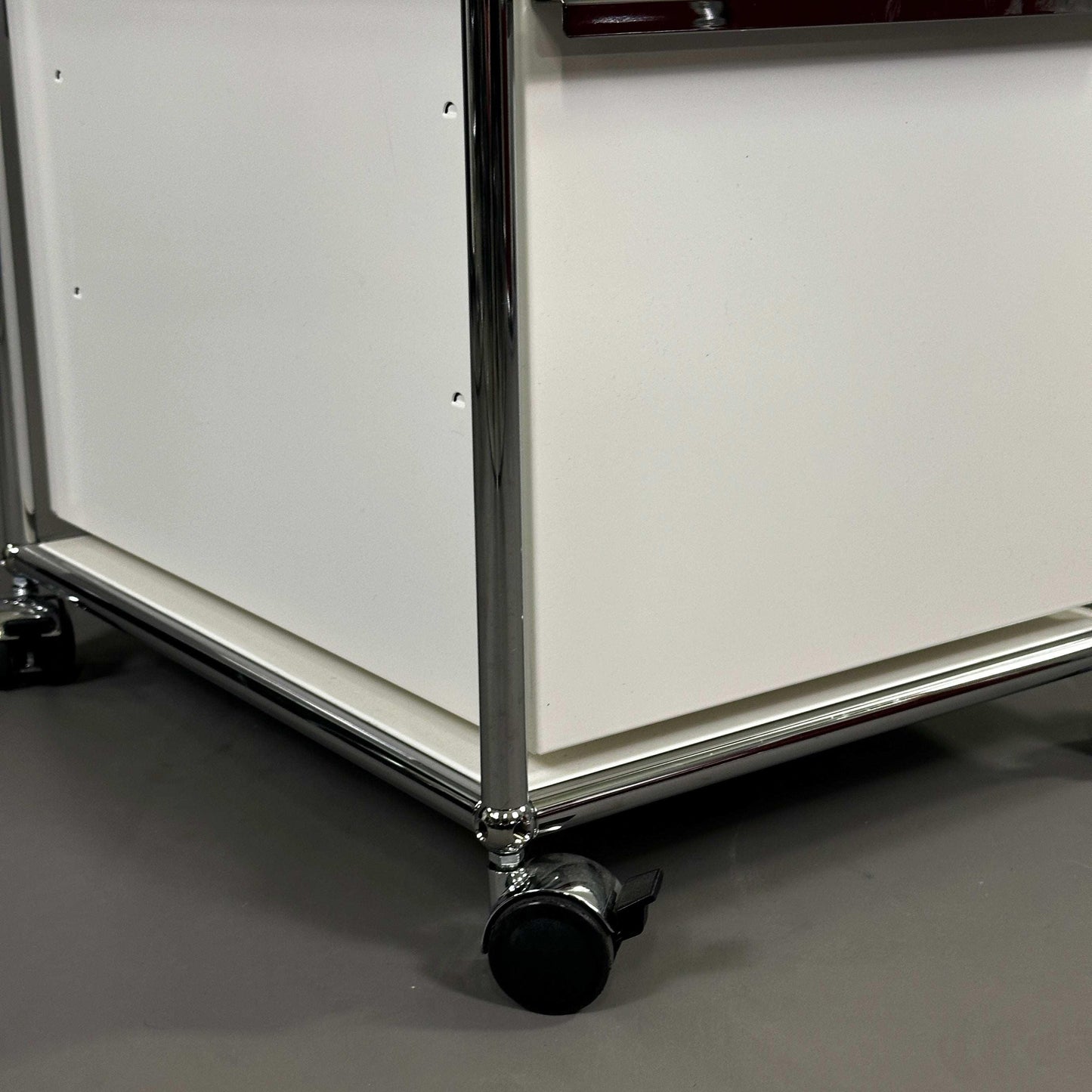 USM Haller Rollcontainer weiß mit 2 Auszügen und Chromrahmen auf Rollen in gebrauchtem Zustand
