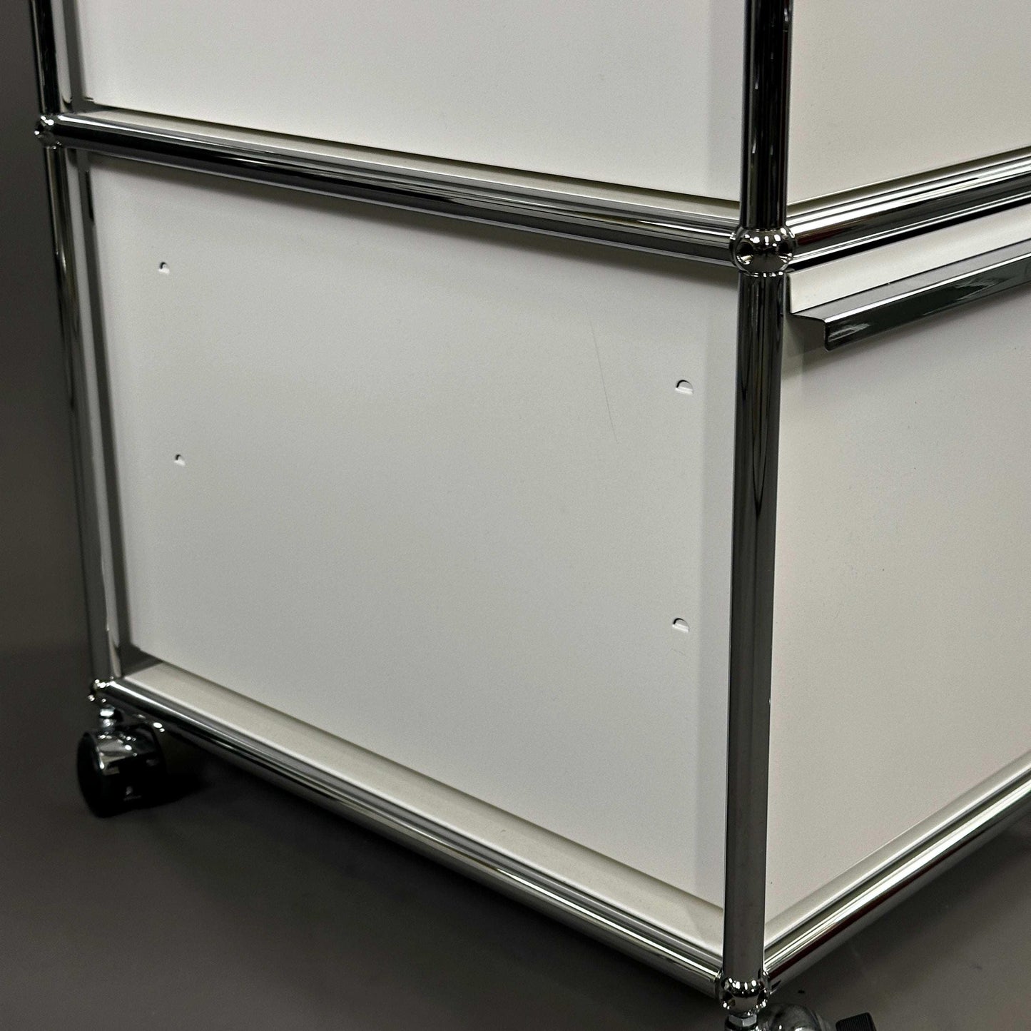 USM Haller Rollcontainer weiß mit zwei Auszügen und Chromrahmen auf Rollen