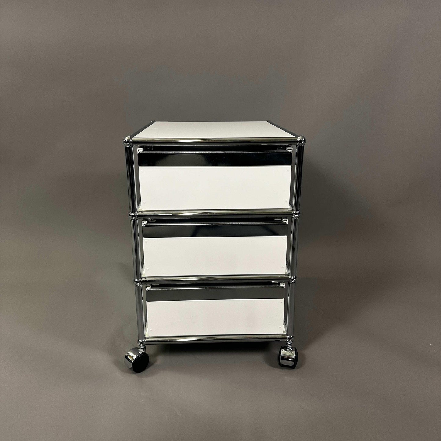 White USM Haller Rollcontainer with 3 drawers and chrome frame on wheels