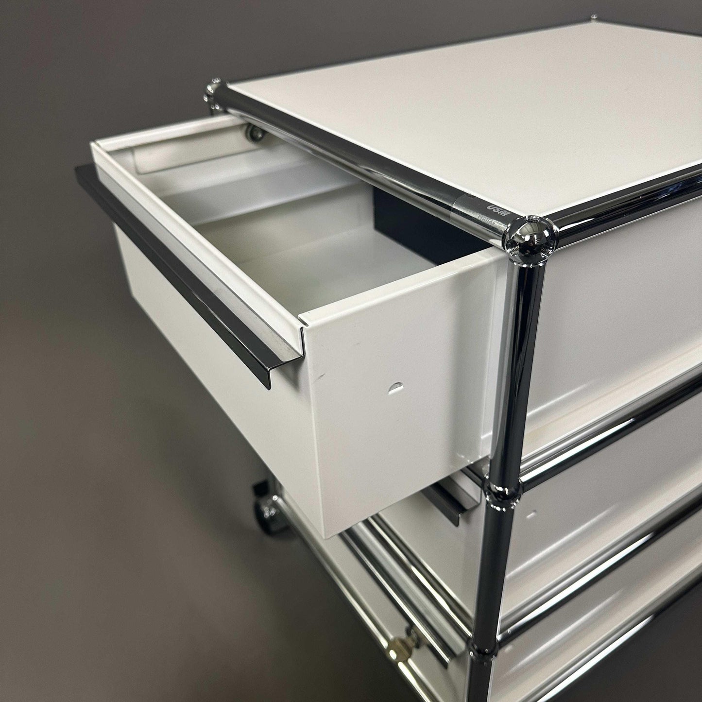 USM Haller Rollcontainer white with three drawers and chrome frame in good used condition