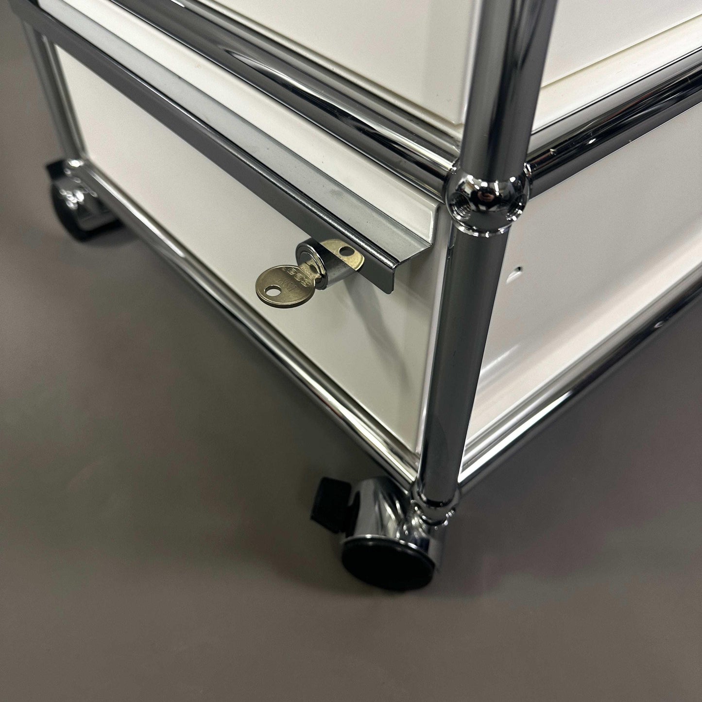 USM Haller Rollcontainer white with three drawers and chrome frame on wheels