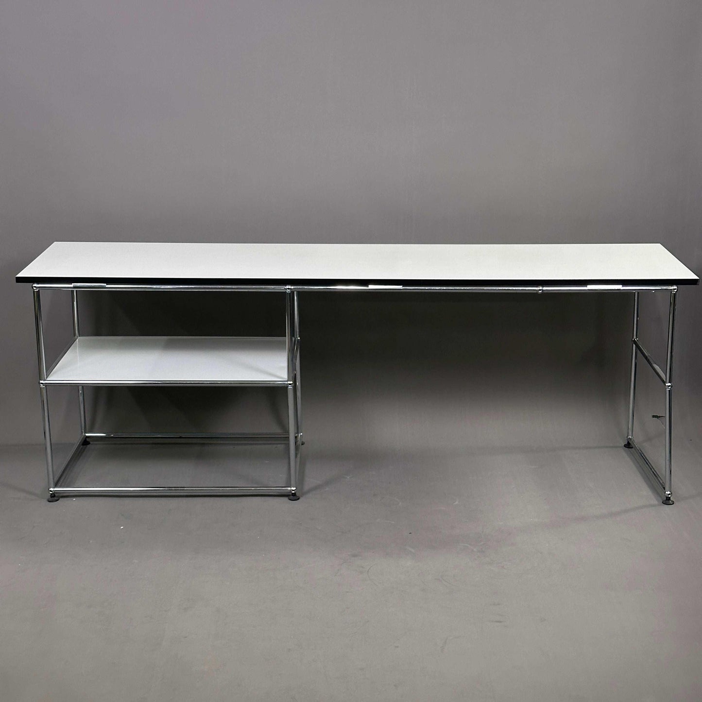 USM Haller Schreibtisch weiß 200x50 cm mit Ablage und lichtgrauem Tablar