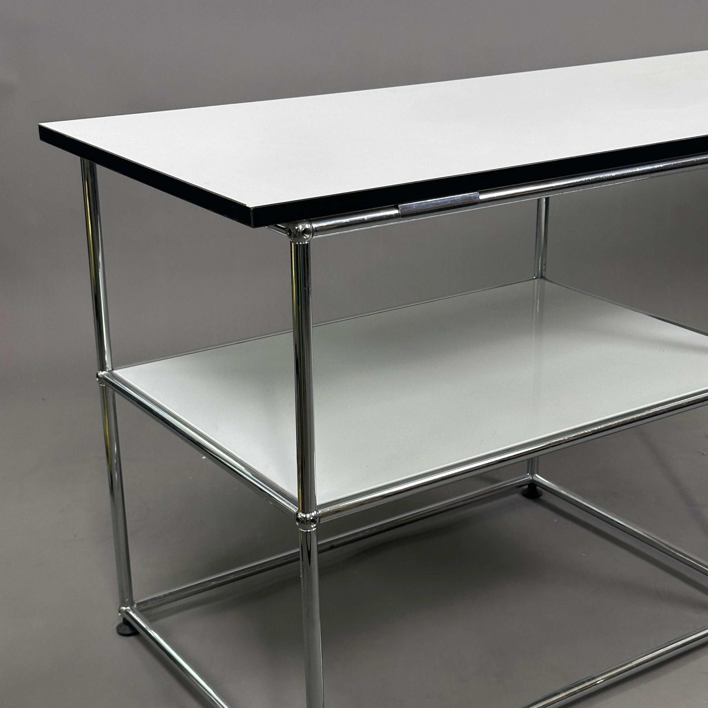 USM Haller weißer Schreibtisch 200x50 cm mit lichtgrauer Ablagefläche und verchromtem Gestell