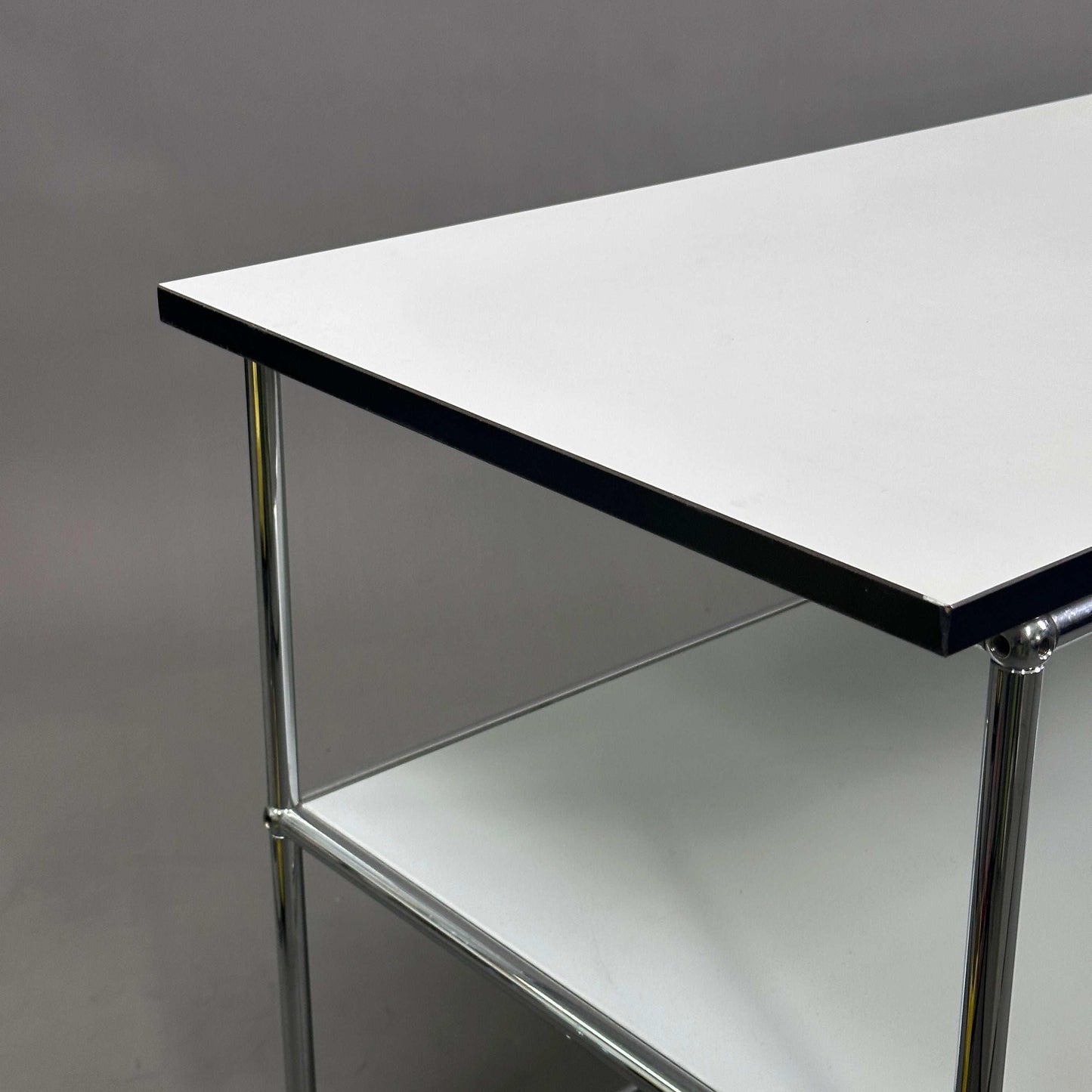 USM Haller Schreibtisch weiß 200x50 cm mit lichtgrauer Ablage und Chromgestell