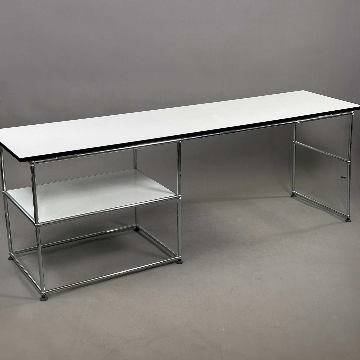 Moderner USM Haller Schreibtisch weiß mit Ablage 200x50 cm und lichtgrauem Tablar