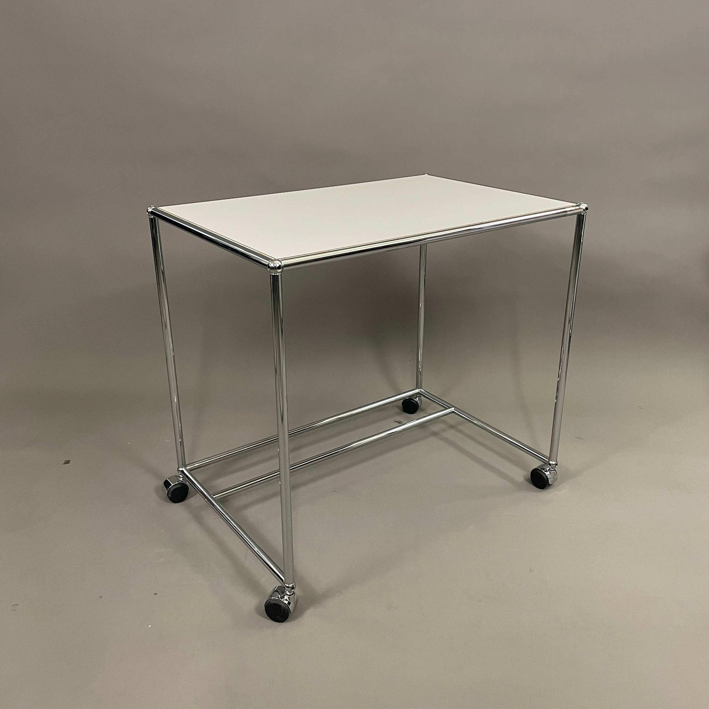 USM Haller Sekretär lichtgrau mit Chromgestell und Rollen, kompakter moderner Schreibtisch, B 750 x T 500 x H 700 mm
