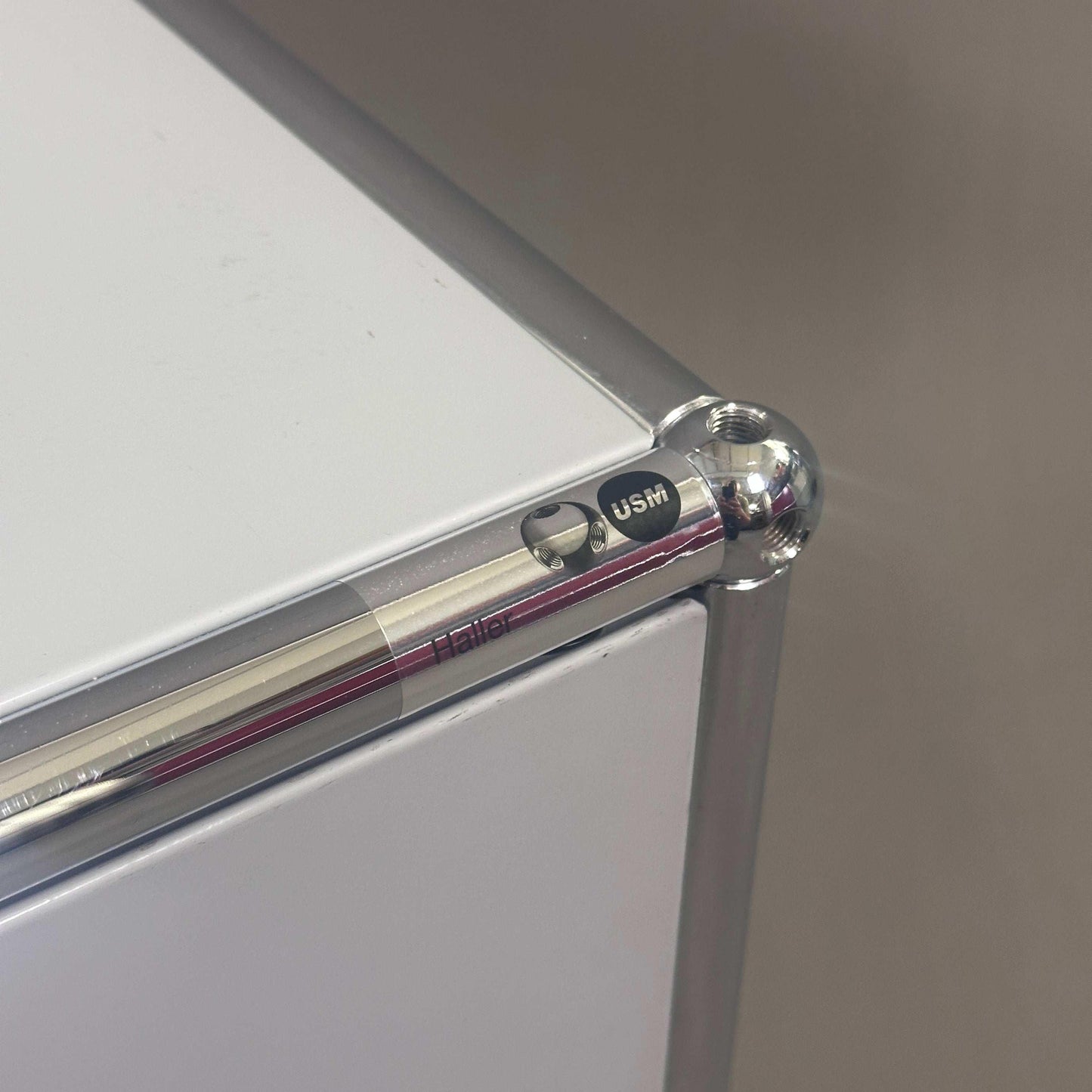 USM Haller Sideboard 1x1 grau mit 1 Klappe und 50 cm Tiefe Nahaufnahme Ecke und Metallrahmen