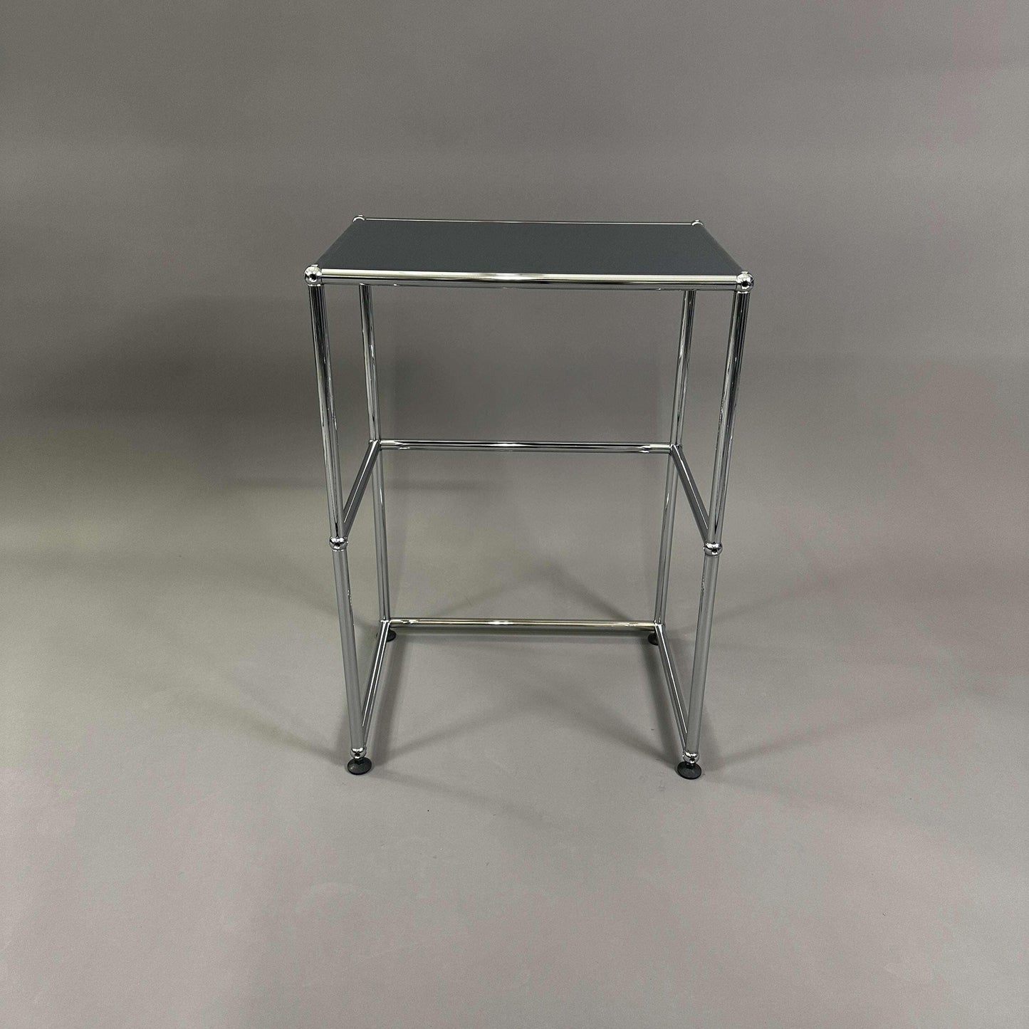 USM Haller Sideboard 1x2 anthrazit Beistelltisch mit Edelstahlgestell und schwarzer Tischplatte 52x37x74 cm