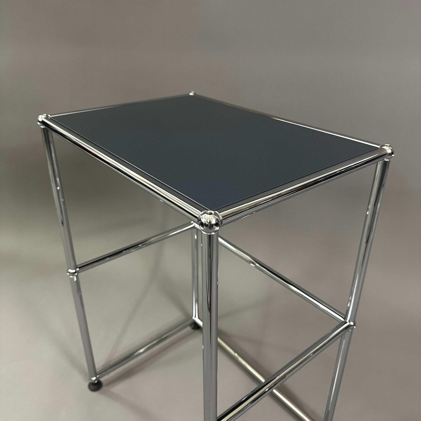 USM Haller Sideboard anthrazit mit verchromtem Gestell und zwei Ablageflächen, 52x37x74 cm
