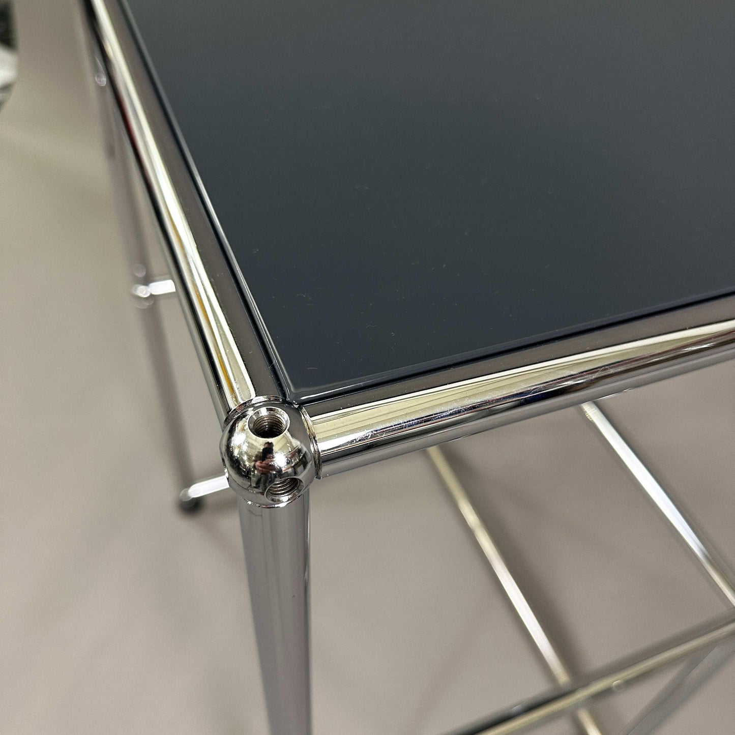 USM Haller Sideboard anthrazit mit verchromtem Rahmen und schwarzer Platte, modernes Beistelltisch-Regal