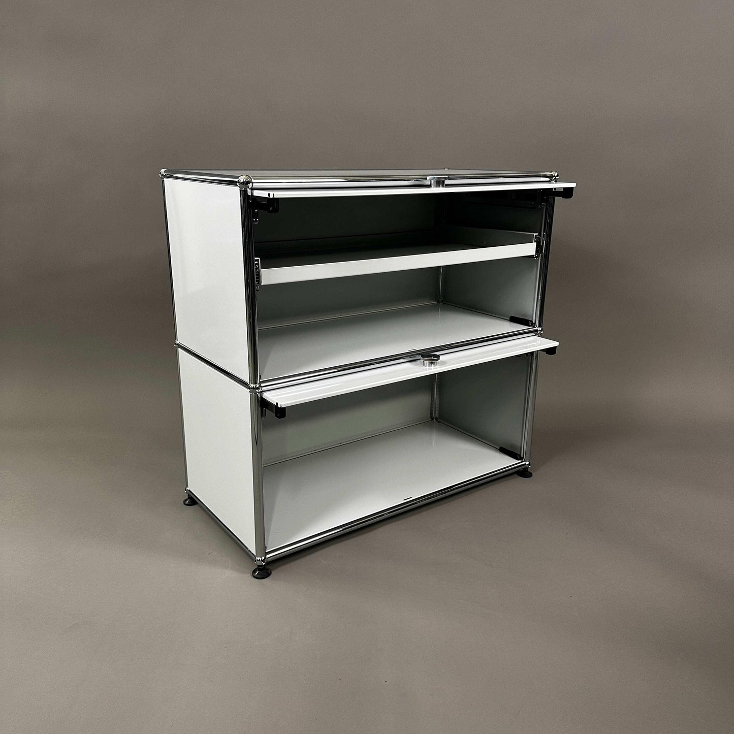 USM Haller Sideboard lichtgrau mit zwei Einschubklappen und ausziehbarem Zwischentablar, Maße 74x78x38 cm