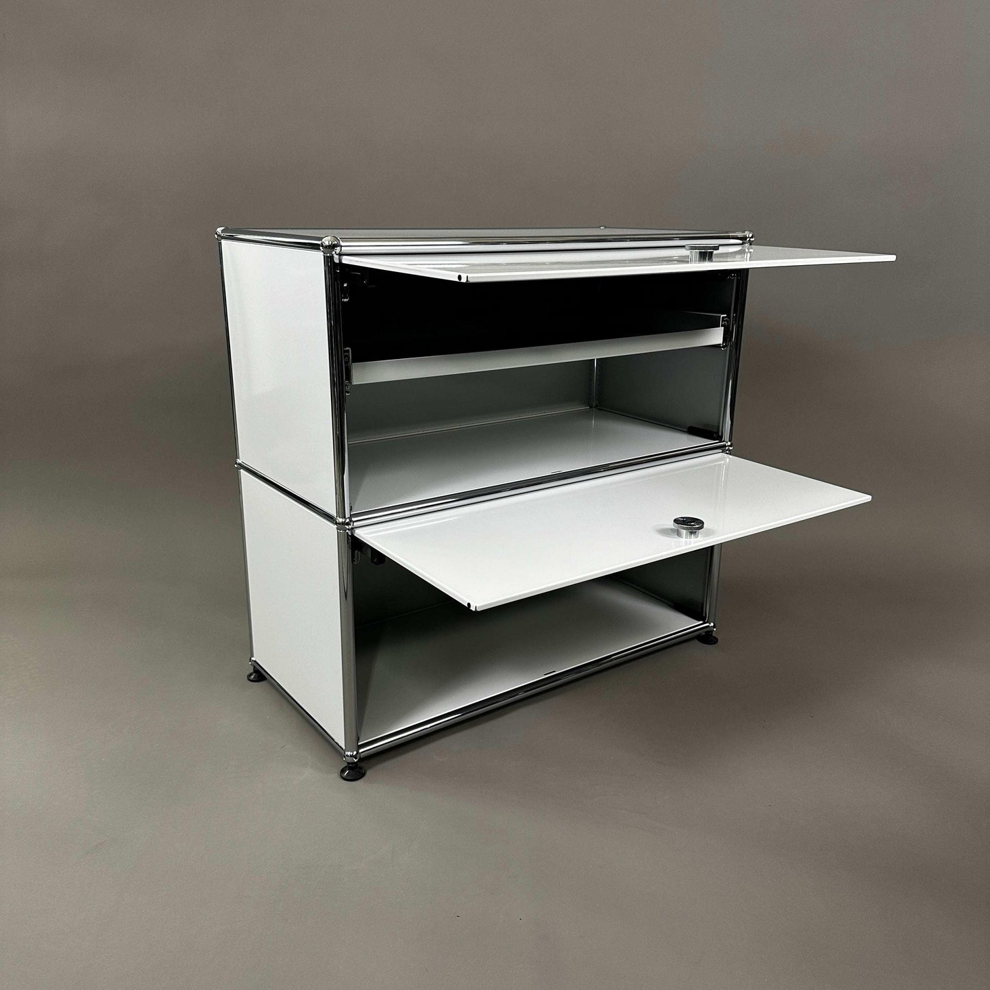 USM Haller Sideboard lichtgrau mit 2 Einschubklappen und ausziehbarem Zwischentablar, 74x78x38 cm