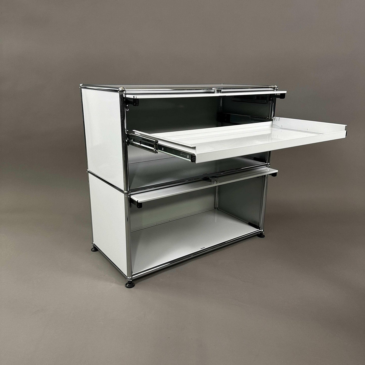 USM Haller Sideboard 1x2 lichtgrau mit 2 Einschubklappen und ausziehbarem Zwischentablar, Maße 74x78x38 cm