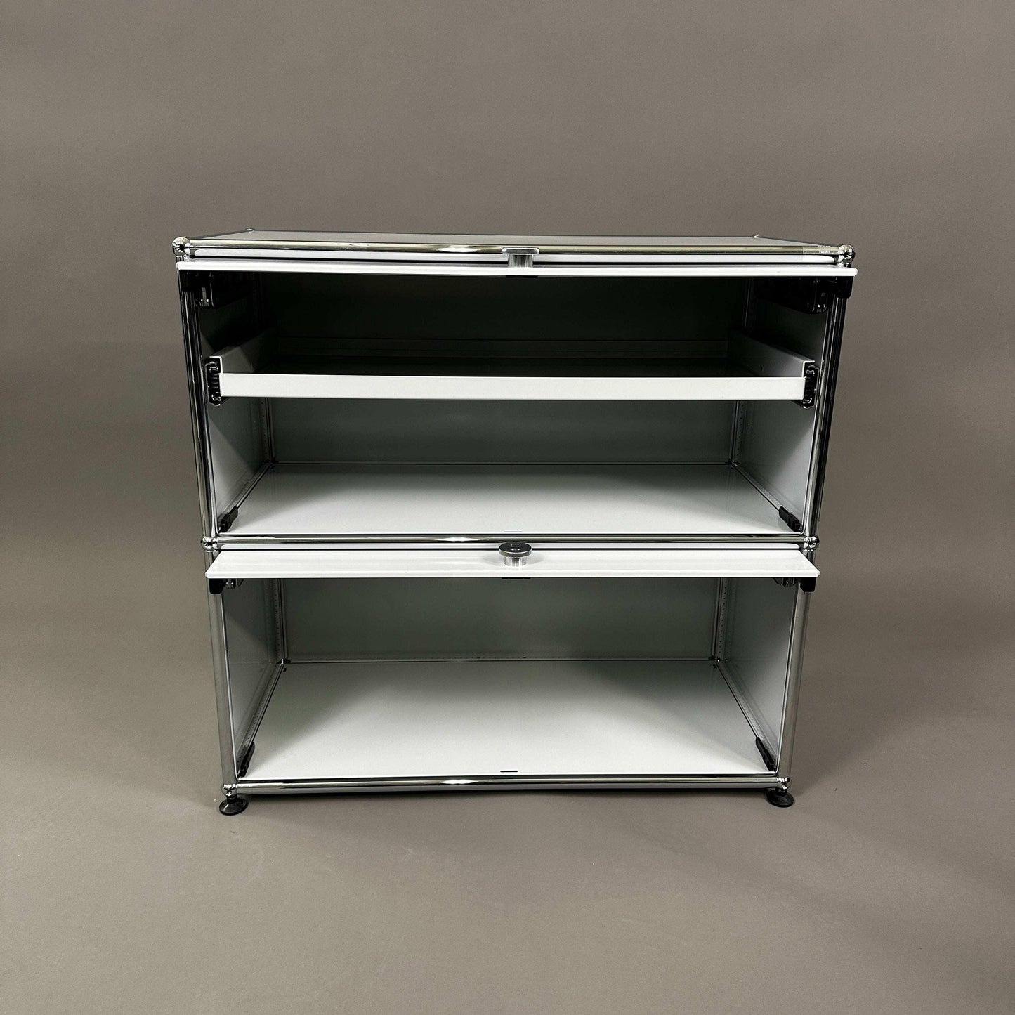 USM Haller Sideboard lichtgrau mit 2 Einschubklappen und ausziehbarem Zwischentablar, 74x78x38 cm