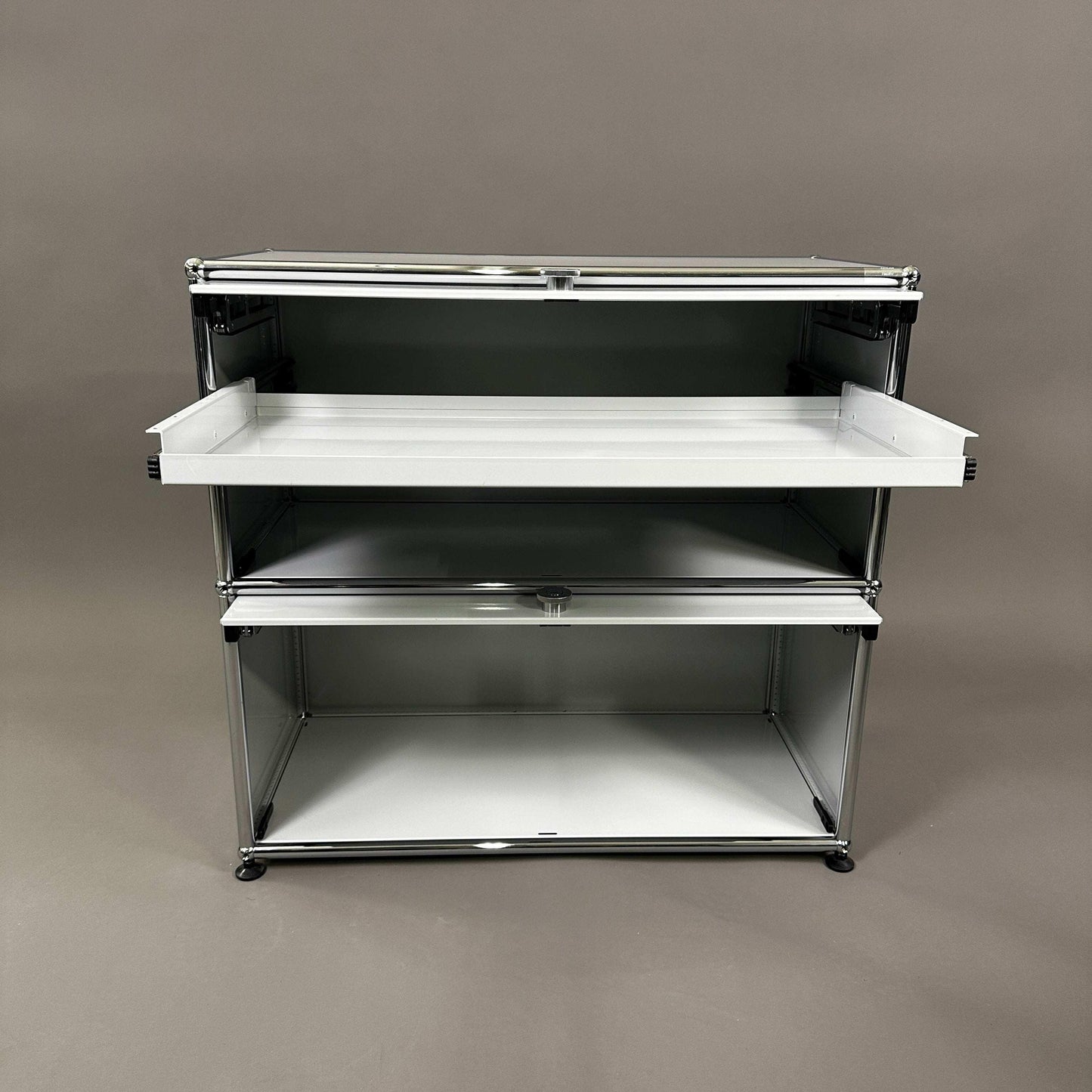 USM Haller Sideboard 1x2 lichtgrau mit 2 Einschubklappen und ausziehbarem Zwischentablar, 74x78x38 cm
