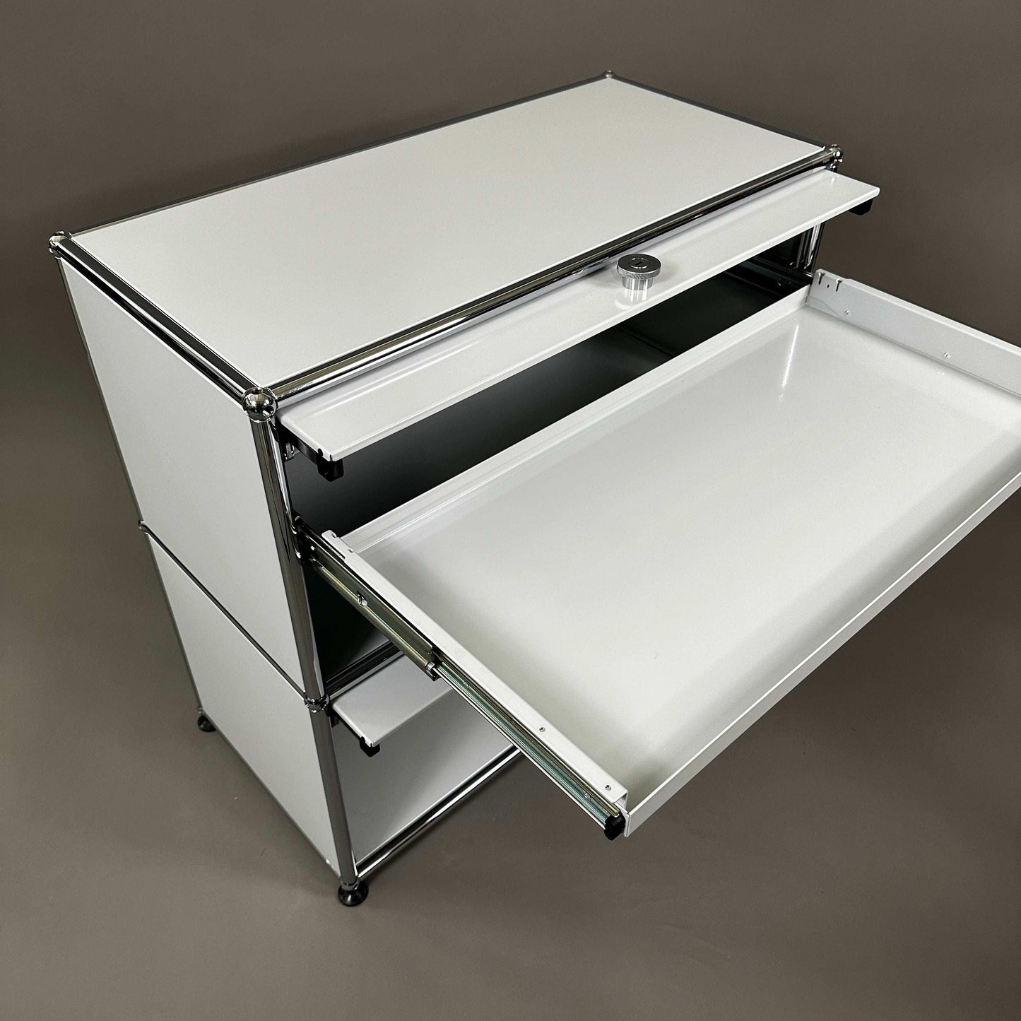 USM Haller Sideboard 1x2 lichtgrau mit zwei Einschubklappen und ausziehbarem Zwischentablar, Maße 74x78x38 cm