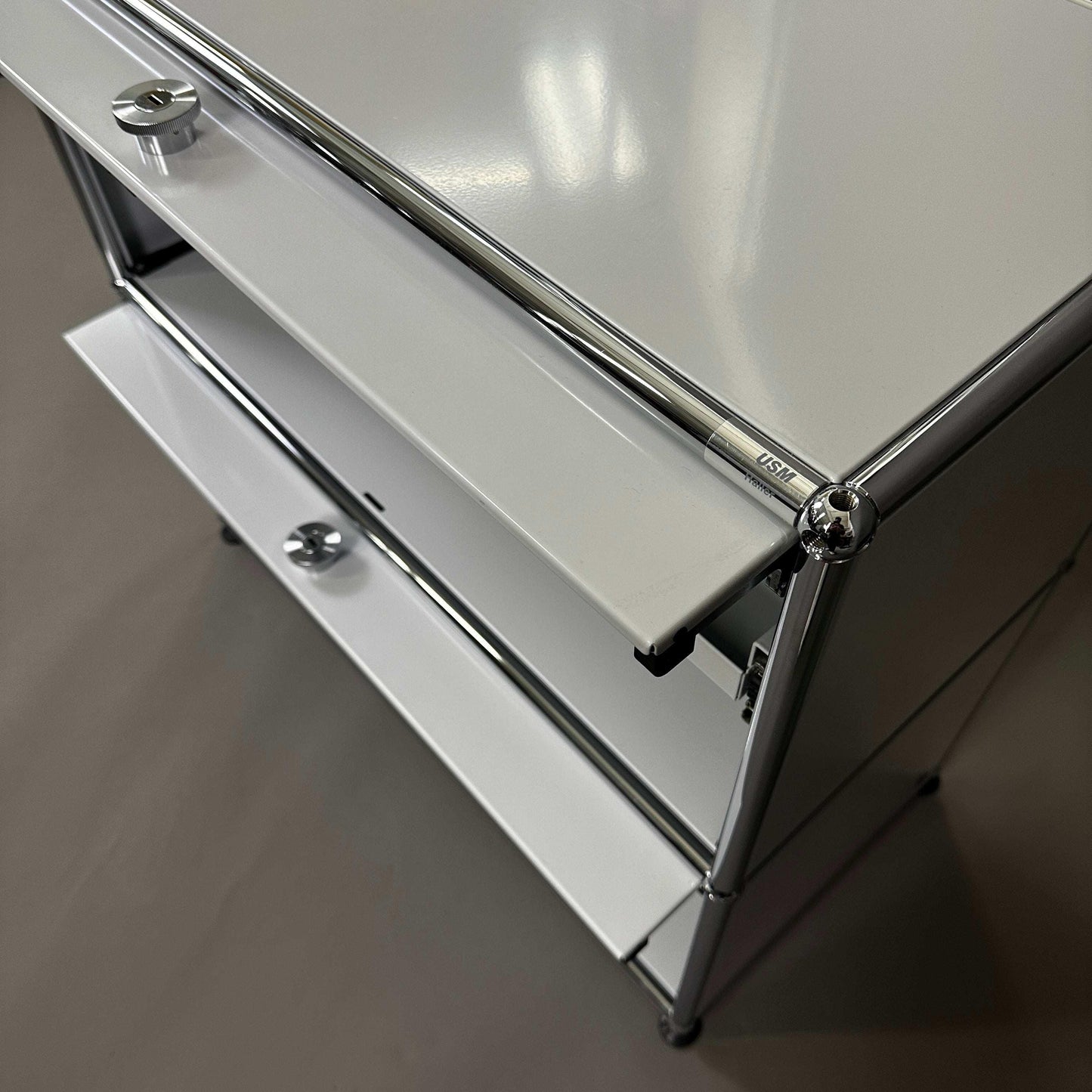 lichtgraues USM Haller Sideboard mit zwei Einschubklappen und ausziehbarem Zwischentablar