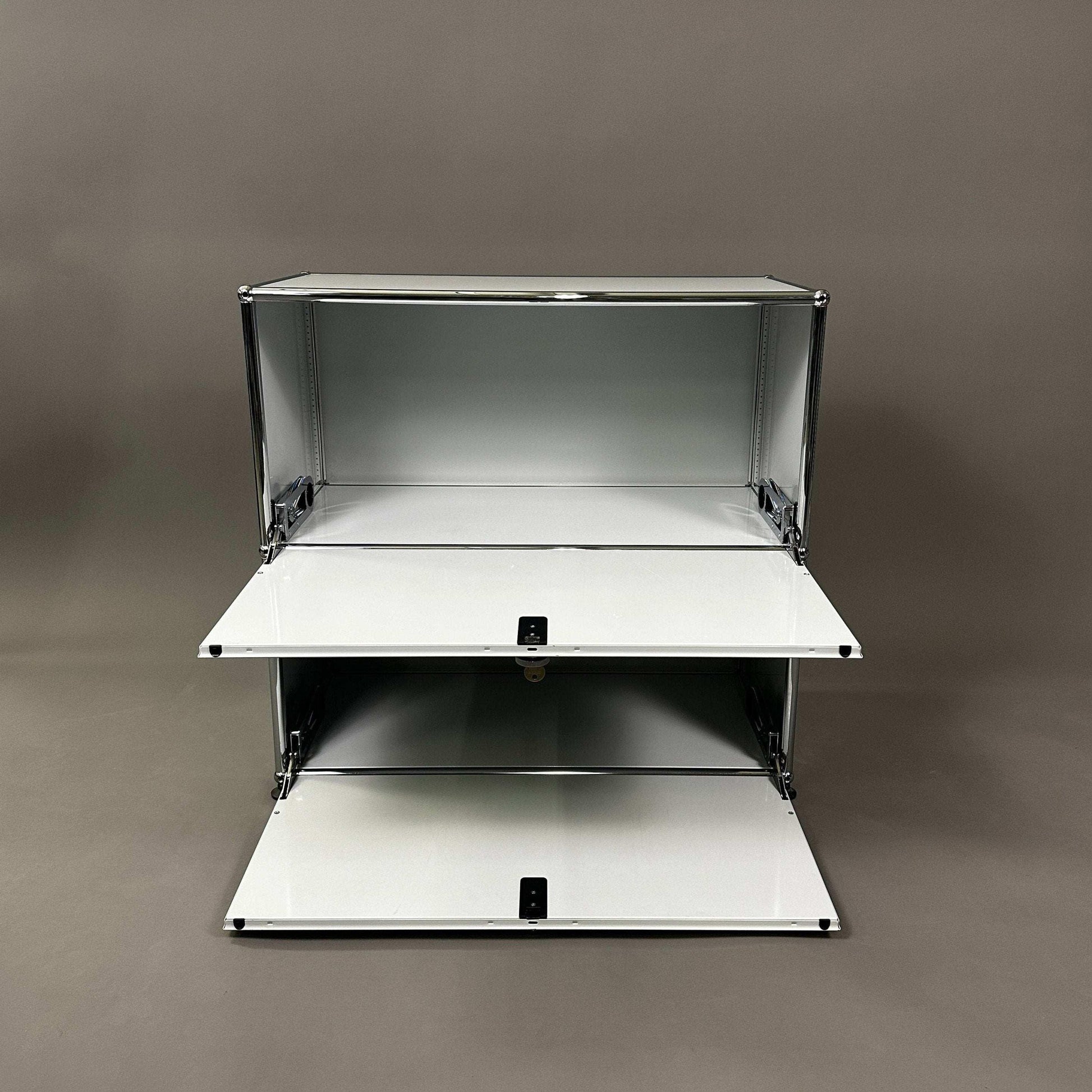 USM Haller Sideboard lichtgrau mit 2 Klappen und 4 Nivellierfüßen geöffnet