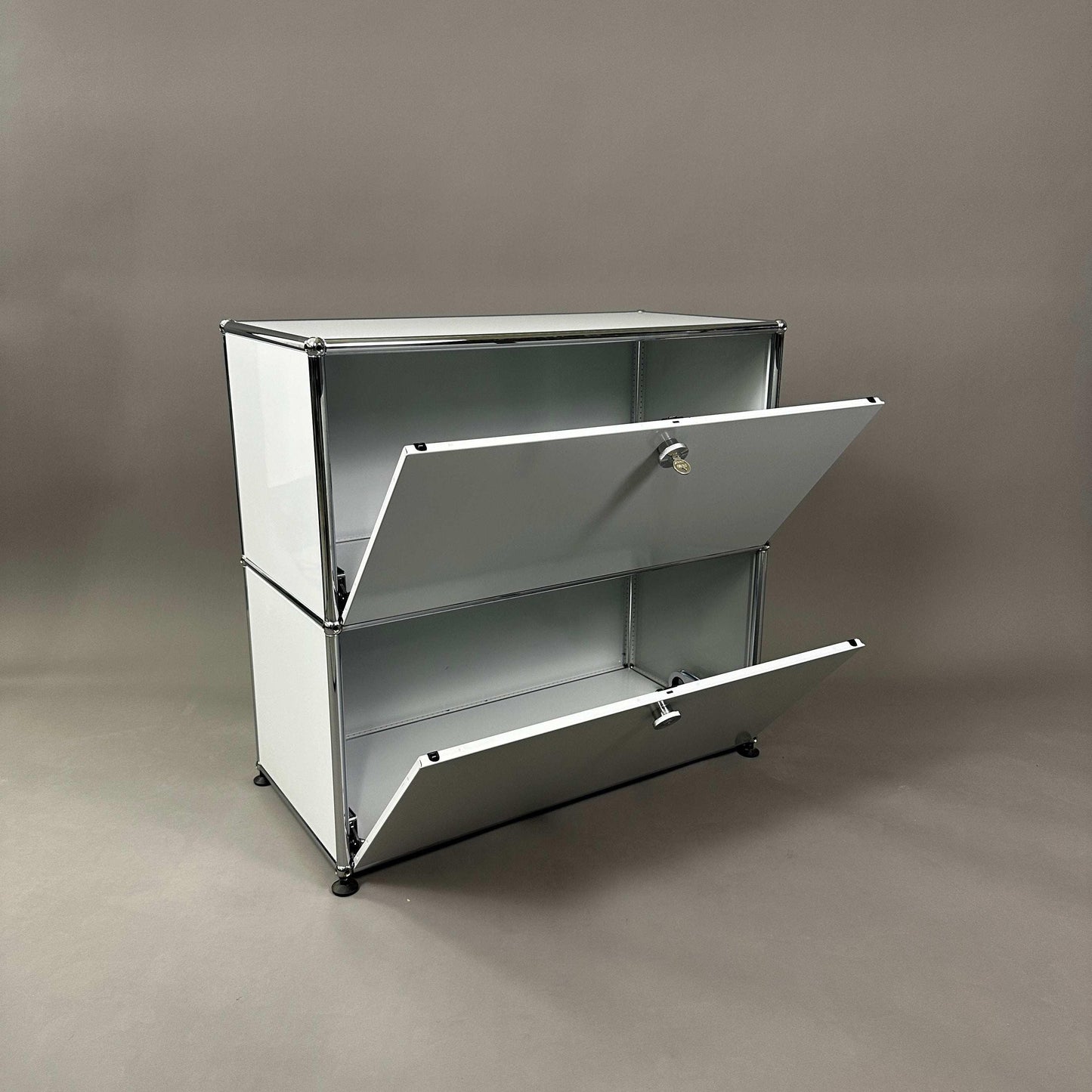 USM Haller Sideboard 1x2 lichtgrau mit zwei Klappen und Nivellierfüßen, 78x74x38 cm