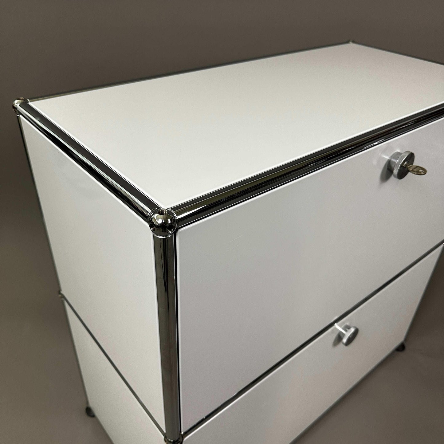 USM Haller Sideboard lichtgrau mit 2 Klappen und verchromtem Rahmen, 78x74x38 cm