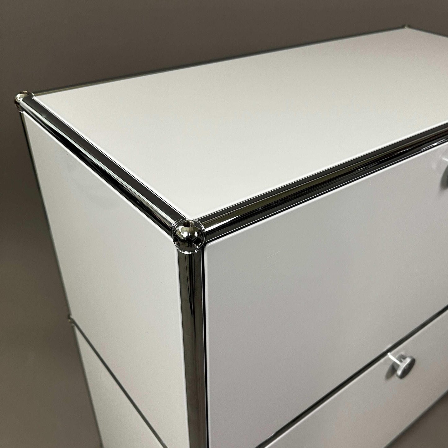 USM Haller Sideboard lichtgrau mit 2 Klappen und verchromtem Rahmen, 78x74x38 cm