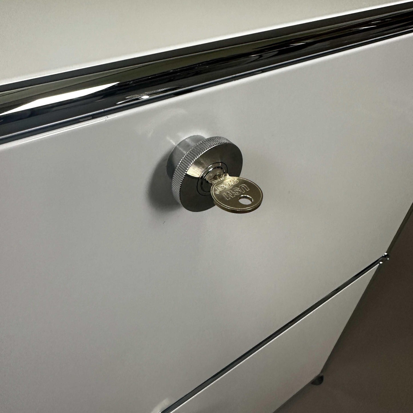 USM Haller Sideboard lichtgrau mit 2 Klappen und Schlüssel detailiert