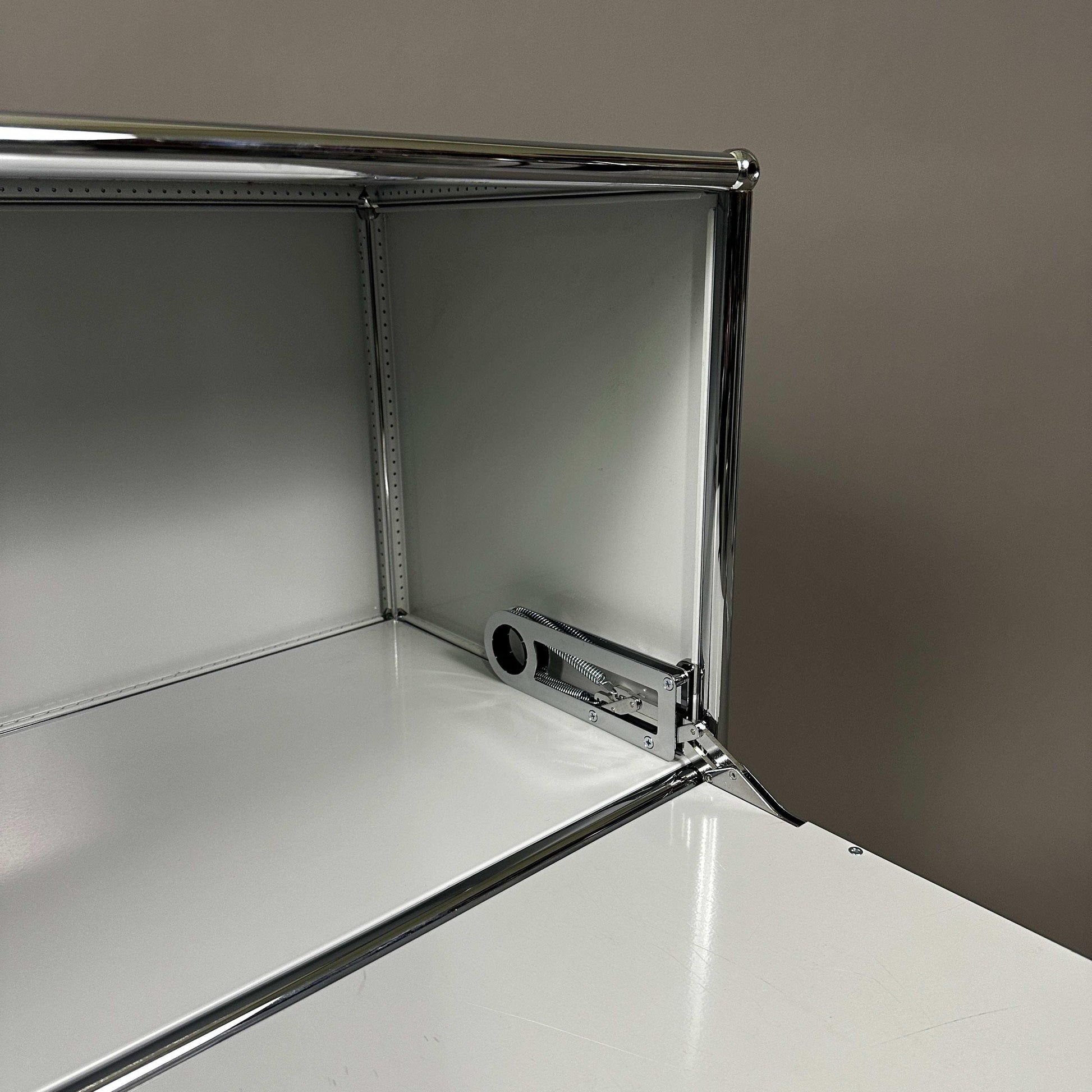 USM Haller Sideboard lichtgrau mit 2 Klappen und verchromtem Innenrahmen, Modell 1x2, Maße 78x74x38 cm