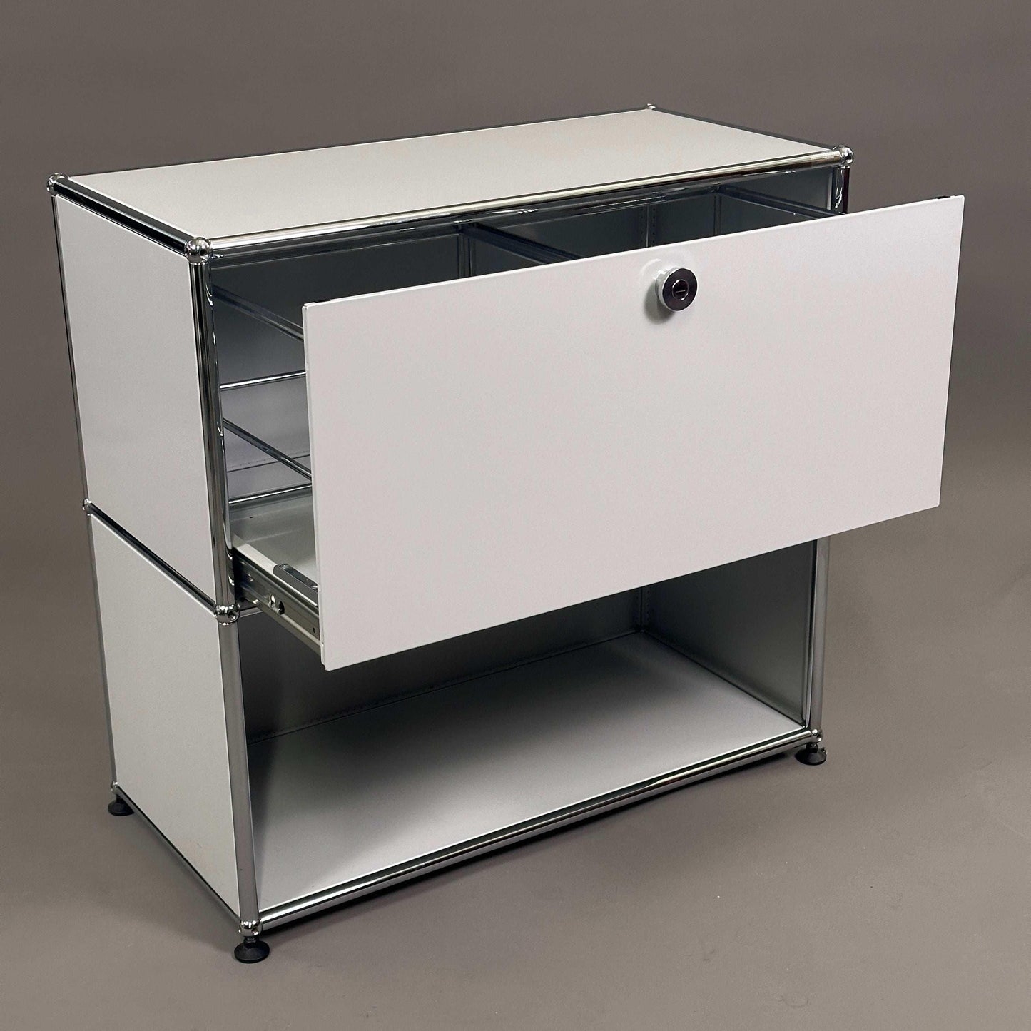 USM Haller Sideboard 1x2 lichtgrau mit offenem Fach und Maßen 77x74x37cm