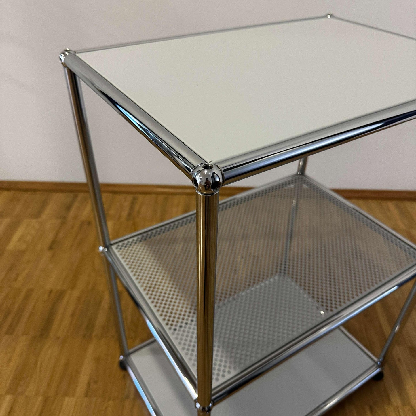 USM Haller Sideboard 1x2 lichtgrau mit mittlerem perforiertem Tablar und verchromtem Gestell
