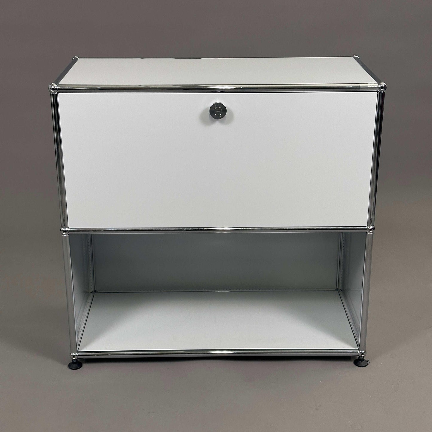 USM Haller Sideboard 1x2 lichtgrau mit Fach und Klapptür, modernes Design, Maße 77x74x37cm